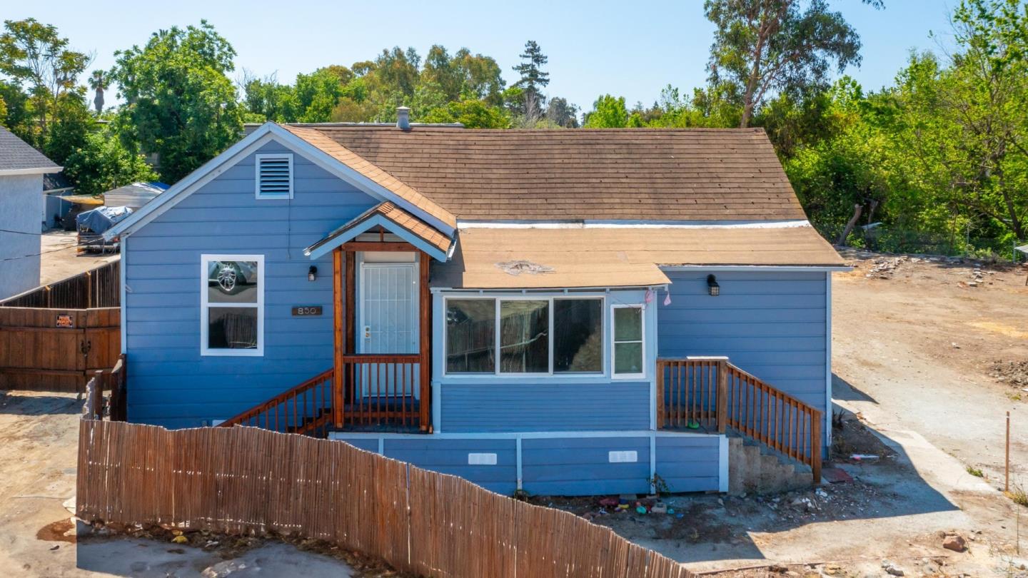 Detail Gallery Image 1 of 34 For 850 Calhoun St, San Jose,  CA 95116 - 3 Beds | 2 Baths