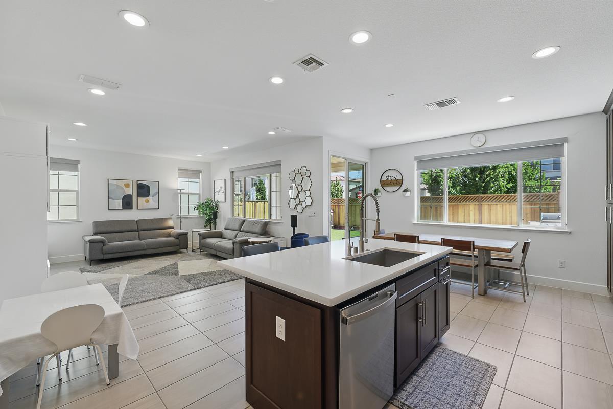 Detail Gallery Image 12 of 66 For 410 E Redberry Pl, Mountain House,  CA 95391 - 3 Beds | 2/1 Baths