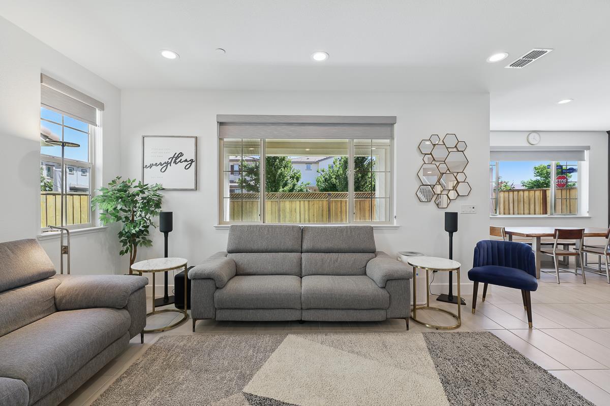 Detail Gallery Image 8 of 66 For 410 E Redberry Pl, Mountain House,  CA 95391 - 3 Beds | 2/1 Baths