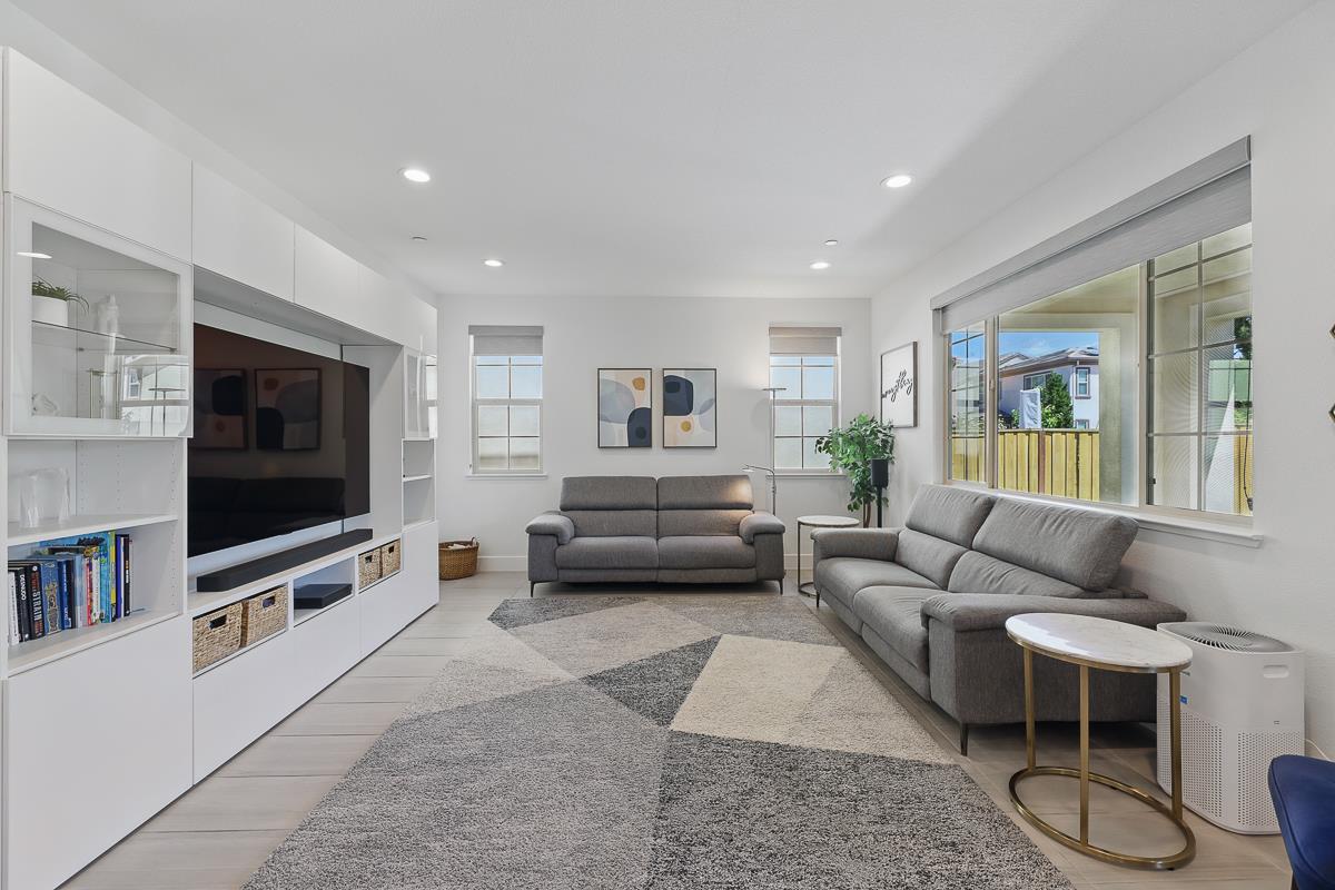Detail Gallery Image 9 of 66 For 410 E Redberry Pl, Mountain House,  CA 95391 - 3 Beds | 2/1 Baths
