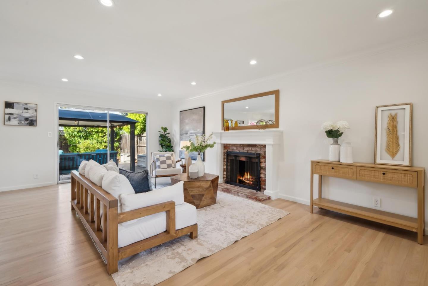 Detail Gallery Image 4 of 39 For 6083 W Walbrook Dr, San Jose,  CA 95129 - 6 Beds | 2/1 Baths