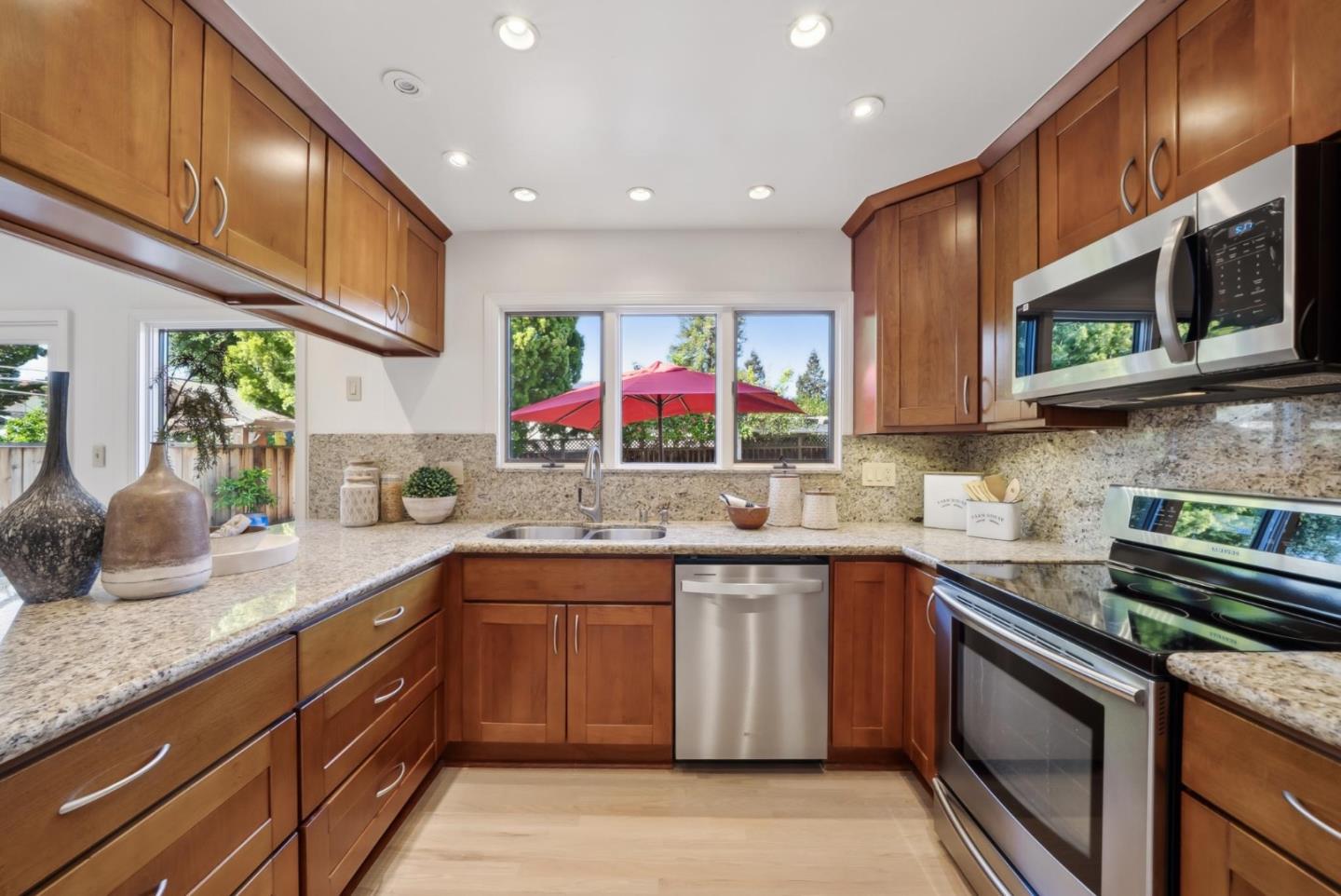 Detail Gallery Image 7 of 39 For 6083 W Walbrook Dr, San Jose,  CA 95129 - 6 Beds | 2/1 Baths