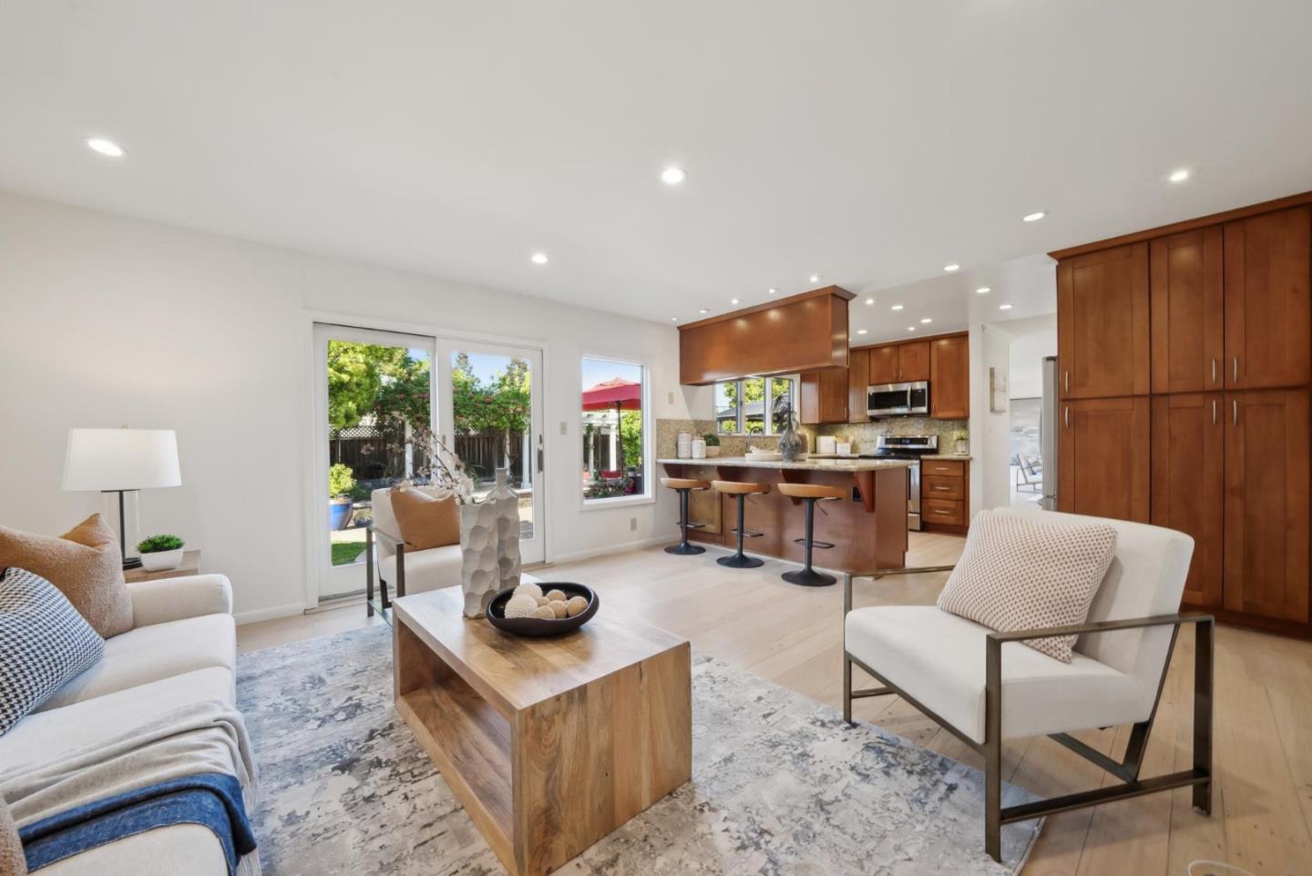 Detail Gallery Image 8 of 39 For 6083 W Walbrook Dr, San Jose,  CA 95129 - 6 Beds | 2/1 Baths