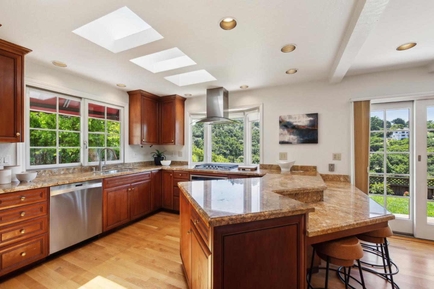 Detail Gallery Image 13 of 60 For 1412 Rainbow Dr, San Mateo,  CA 94402 - 3 Beds | 2/1 Baths