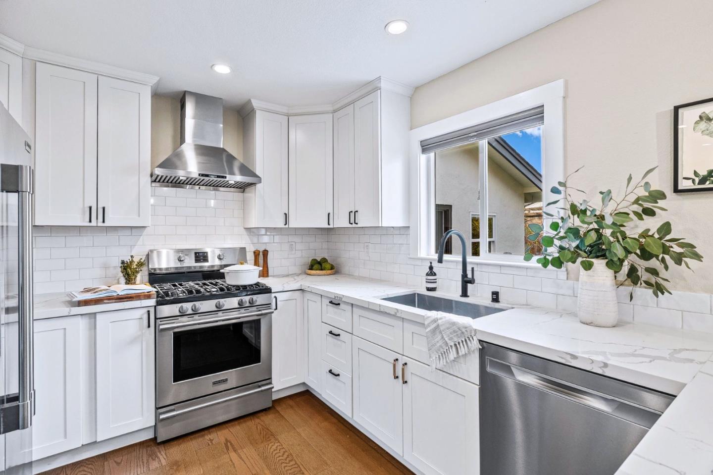 Detail Gallery Image 10 of 40 For 1430 De Solo Dr, Pacifica,  CA 94044 - 4 Beds | 2 Baths