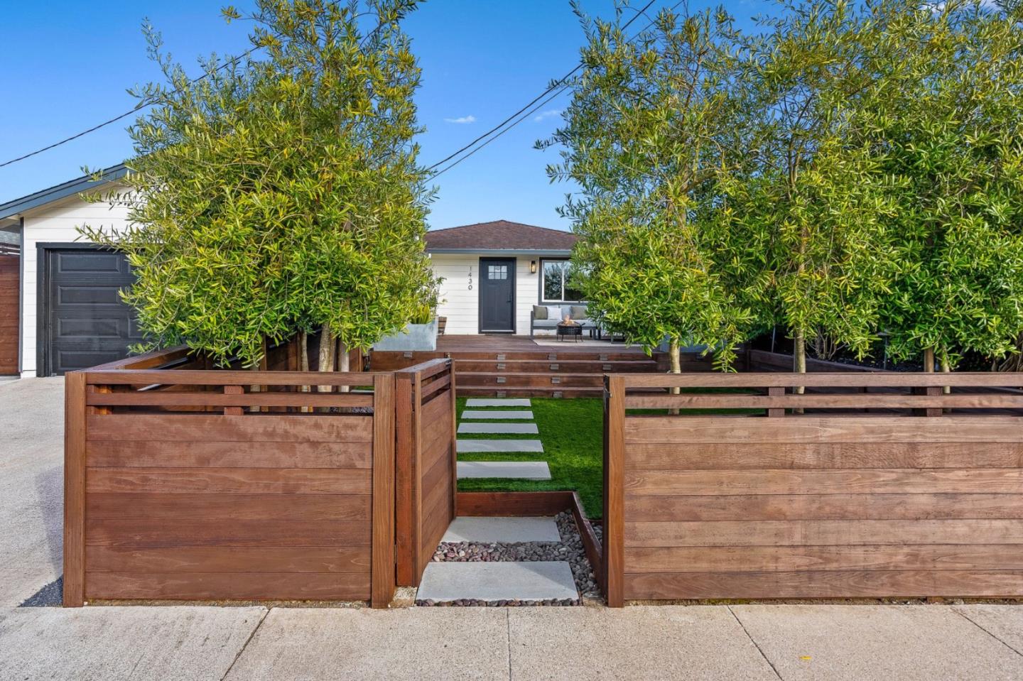 Detail Gallery Image 4 of 40 For 1430 De Solo Dr, Pacifica,  CA 94044 - 4 Beds | 2 Baths