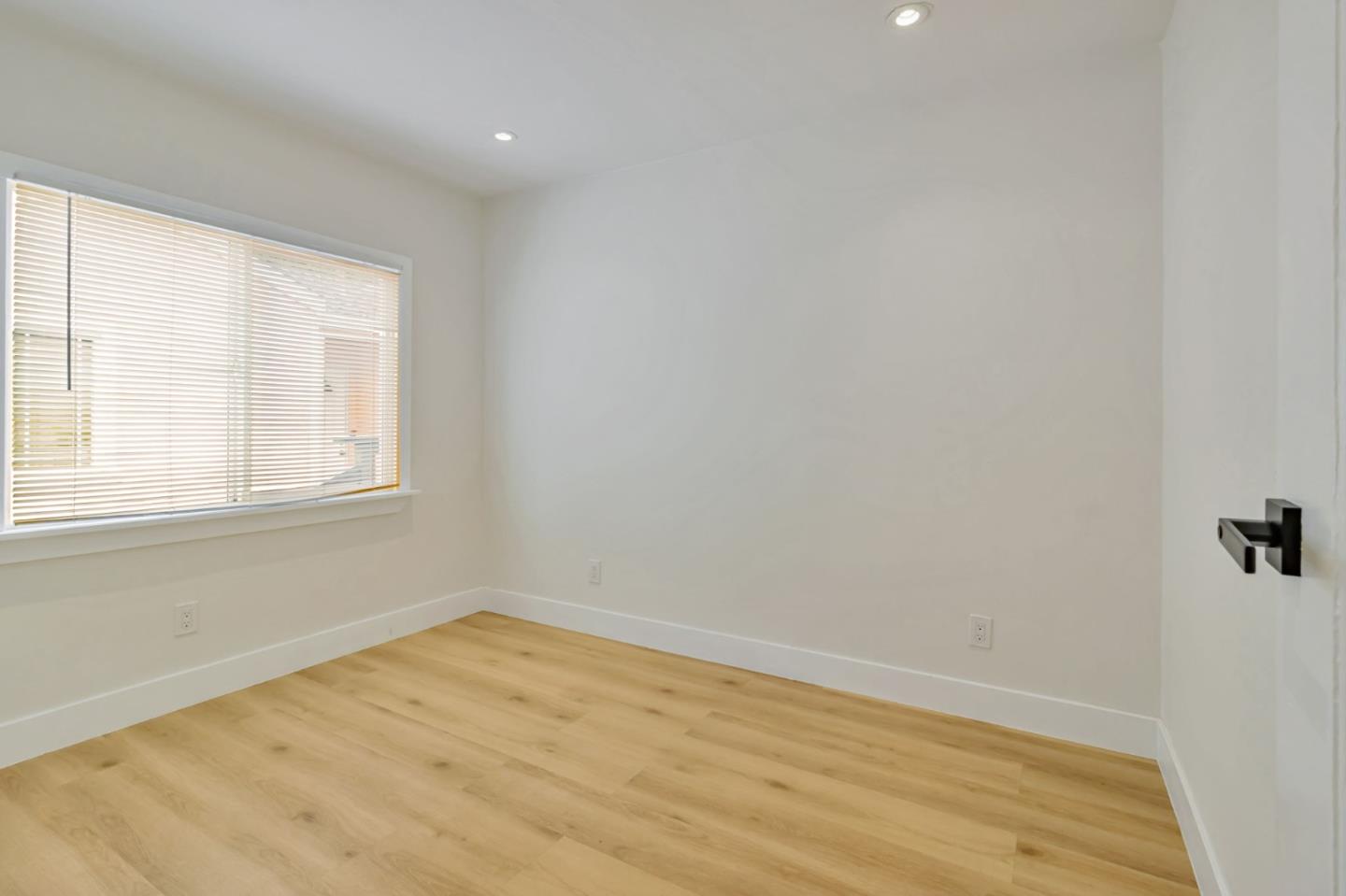 Detail Gallery Image 11 of 20 For 2075 83rd Ave, Oakland,  CA 94621 - 3 Beds | 2 Baths