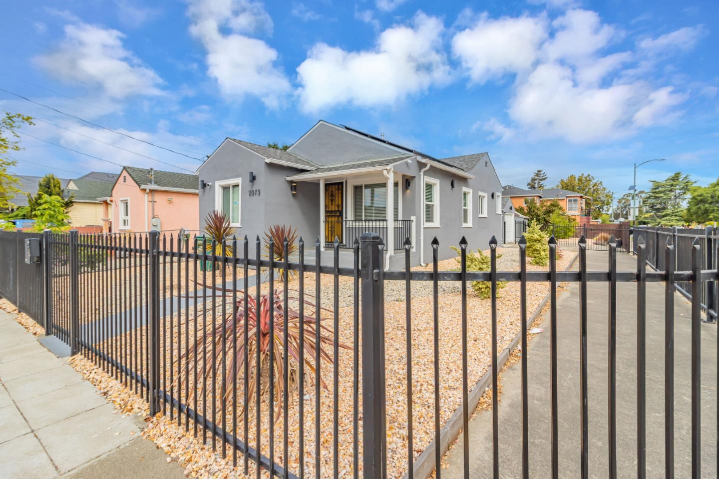 Detail Gallery Image 2 of 20 For 2075 83rd Ave, Oakland,  CA 94621 - 3 Beds | 2 Baths