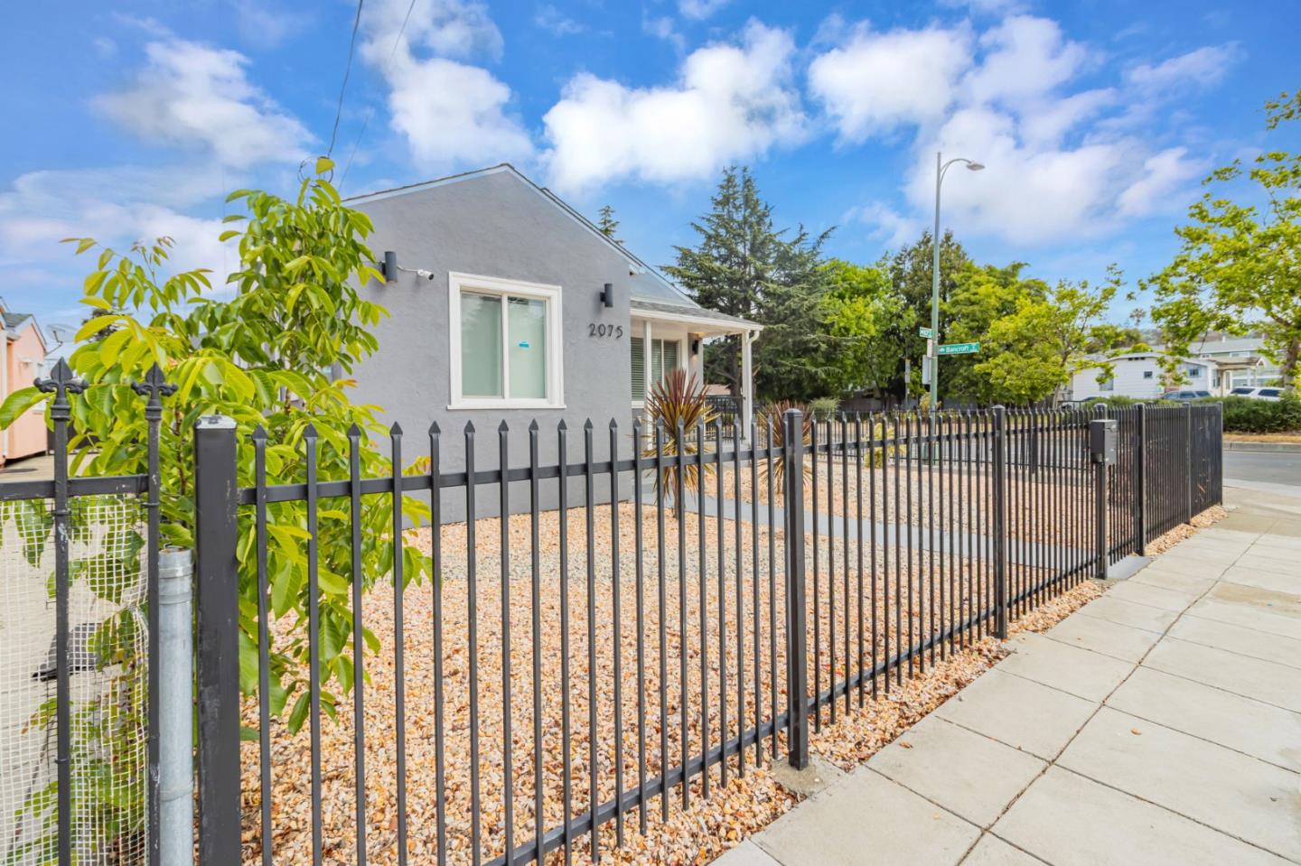 Detail Gallery Image 3 of 20 For 2075 83rd Ave, Oakland,  CA 94621 - 3 Beds | 2 Baths
