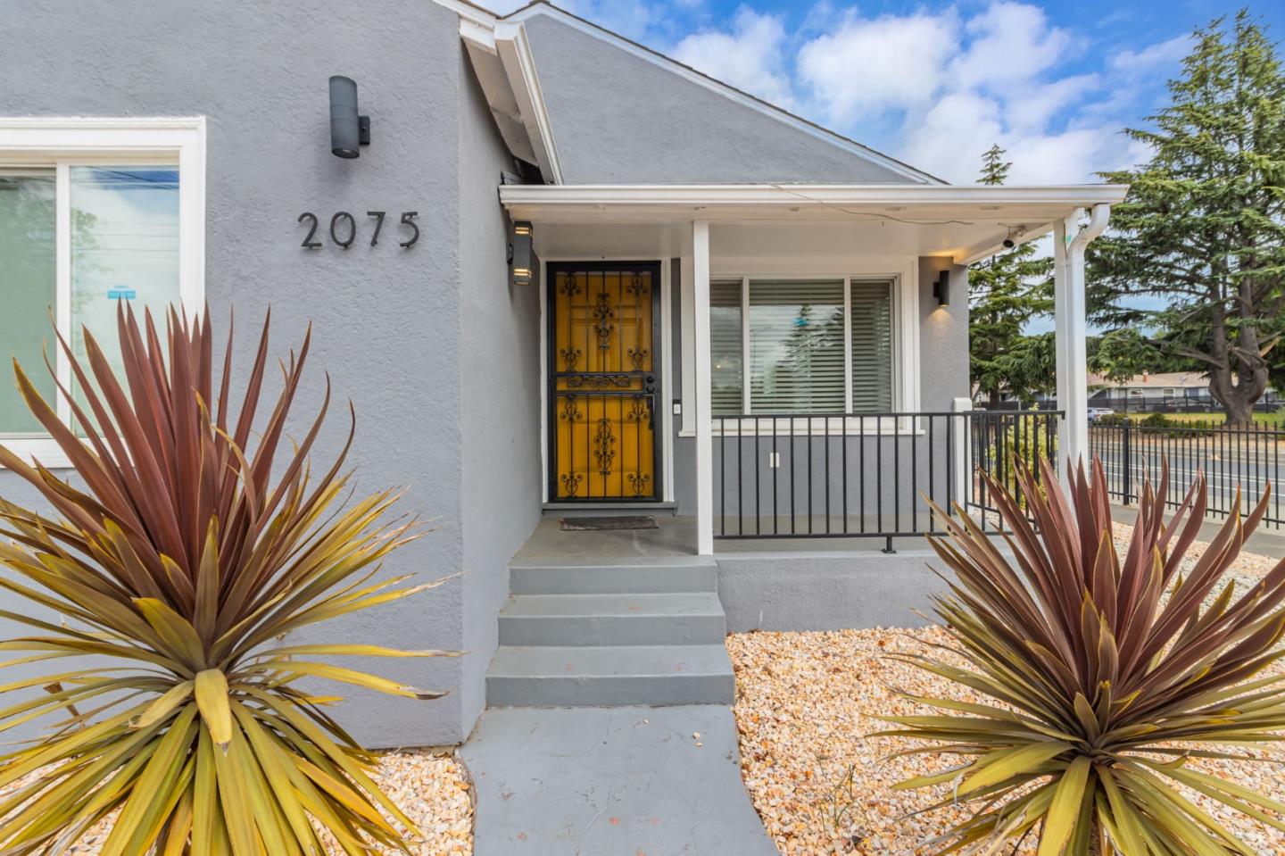 Detail Gallery Image 5 of 20 For 2075 83rd Ave, Oakland,  CA 94621 - 3 Beds | 2 Baths