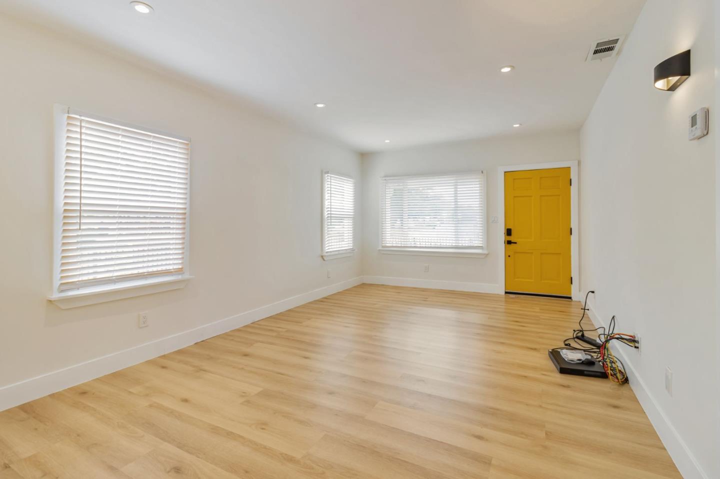 Detail Gallery Image 8 of 20 For 2075 83rd Ave, Oakland,  CA 94621 - 3 Beds | 2 Baths
