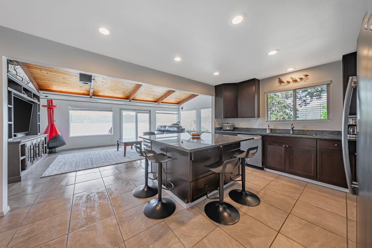 Detail Gallery Image 10 of 72 For 12340 Lakeshore Dr, Clearlake Park,  CA 95424 - 3 Beds | 2 Baths
