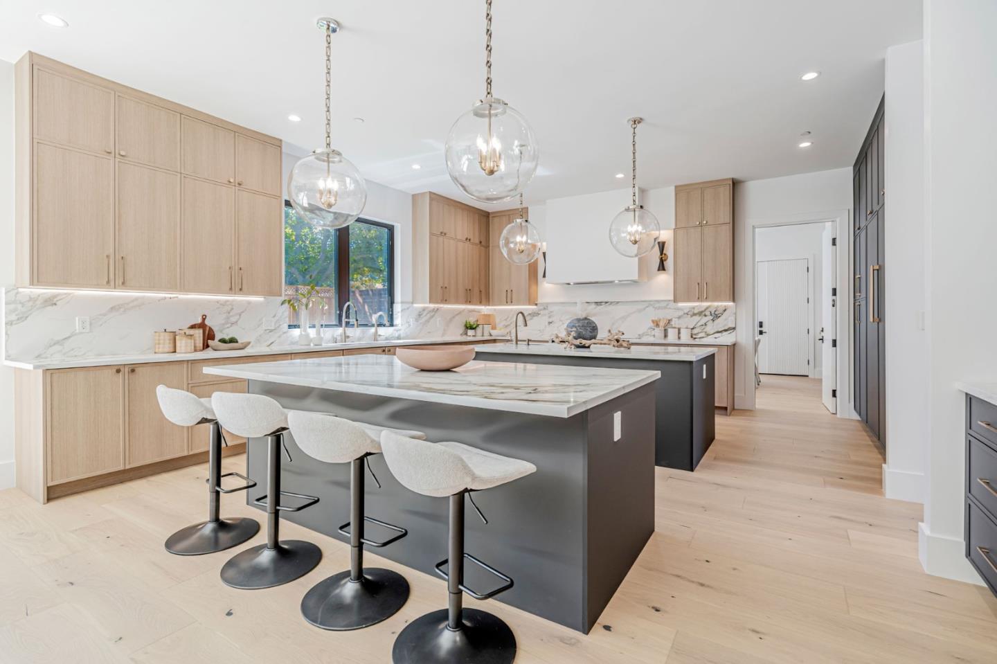 Detail Gallery Image 21 of 122 For 1879 Hull Ave, Redwood City,  CA 94061 - 6 Beds | 6/1 Baths