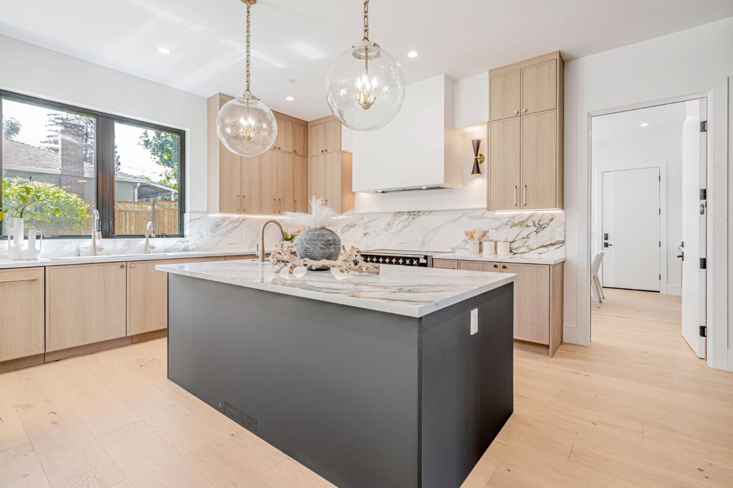Detail Gallery Image 24 of 122 For 1879 Hull Ave, Redwood City,  CA 94061 - 6 Beds | 6/1 Baths
