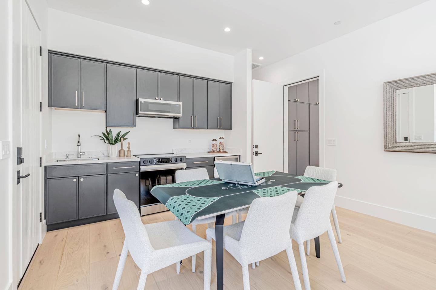 Detail Gallery Image 36 of 122 For 1879 Hull Ave, Redwood City,  CA 94061 - 6 Beds | 6/1 Baths