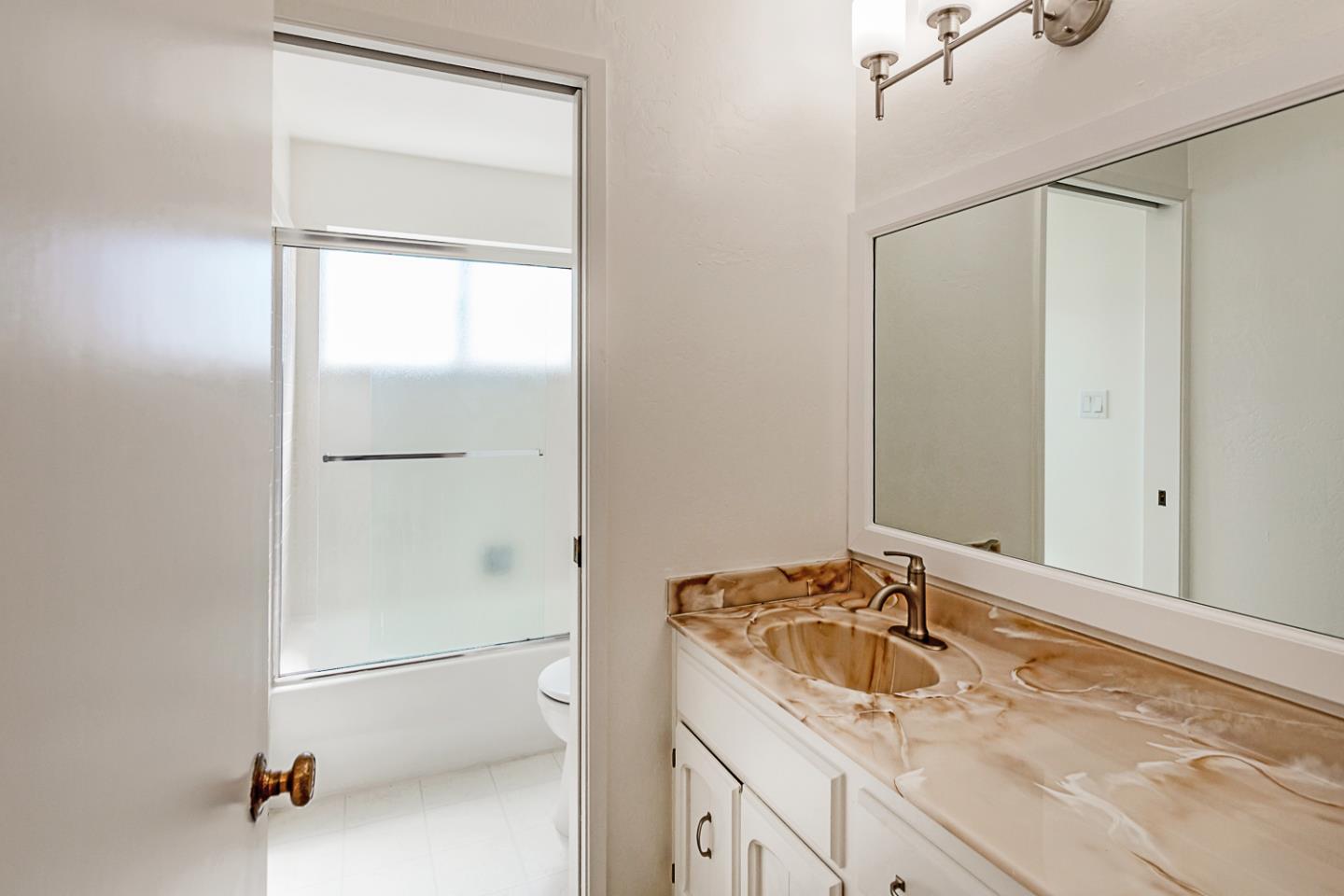 Detail Gallery Image 14 of 30 For 1121 Douglas Ave #201,  Burlingame,  CA 94010 - 2 Beds | 2 Baths