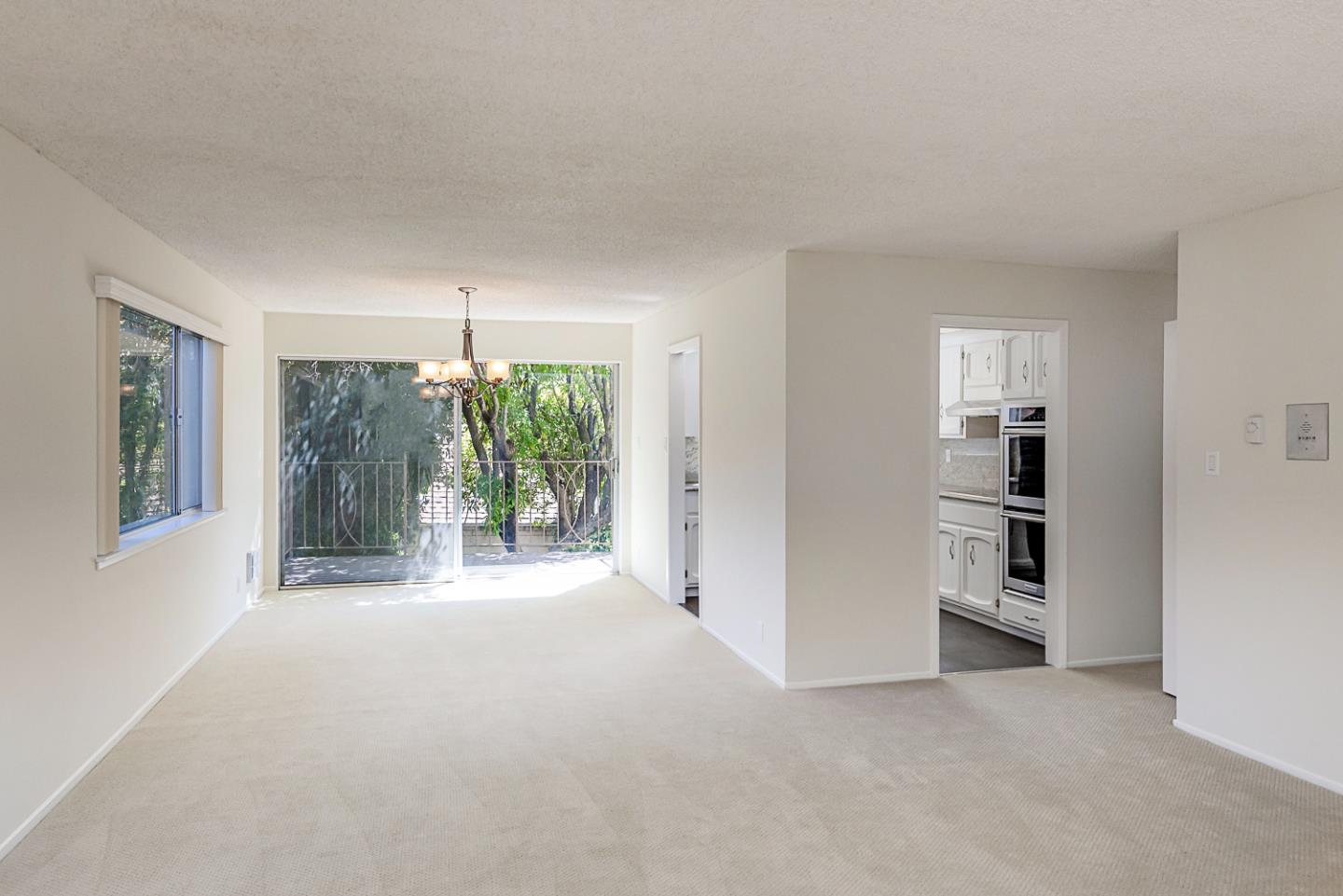 Detail Gallery Image 3 of 30 For 1121 Douglas Ave #201,  Burlingame,  CA 94010 - 2 Beds | 2 Baths