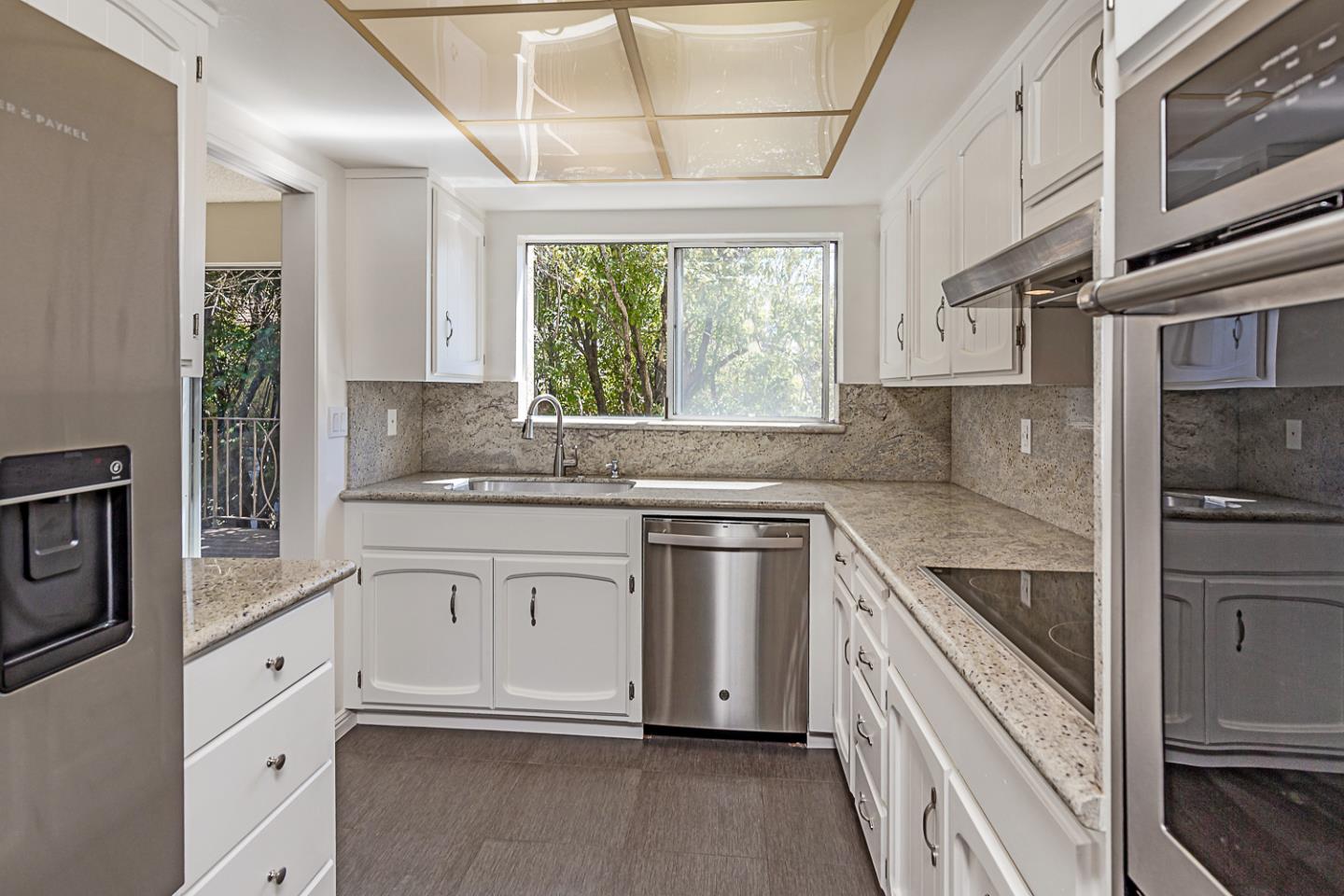 Detail Gallery Image 6 of 30 For 1121 Douglas Ave #201,  Burlingame,  CA 94010 - 2 Beds | 2 Baths