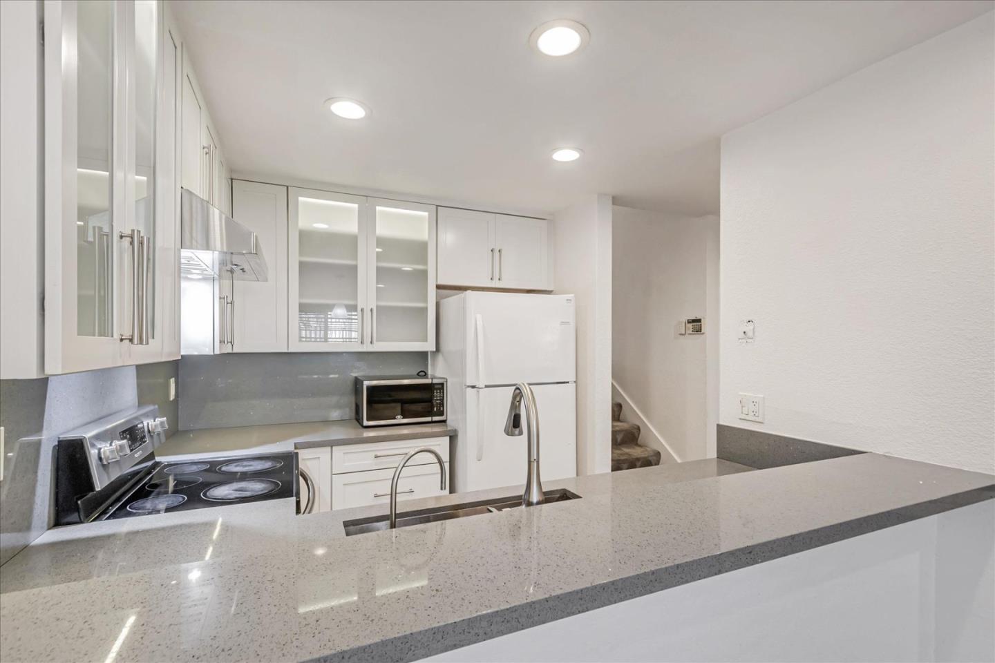 Detail Gallery Image 9 of 32 For 482 Coyote Creek Cir, San Jose,  CA 95116 - 2 Beds | 2 Baths