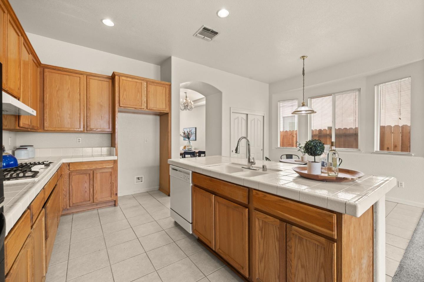 Detail Gallery Image 11 of 25 For 7008 Kilconnell Dr, Elk Grove,  CA 95758 - 4 Beds | 2 Baths