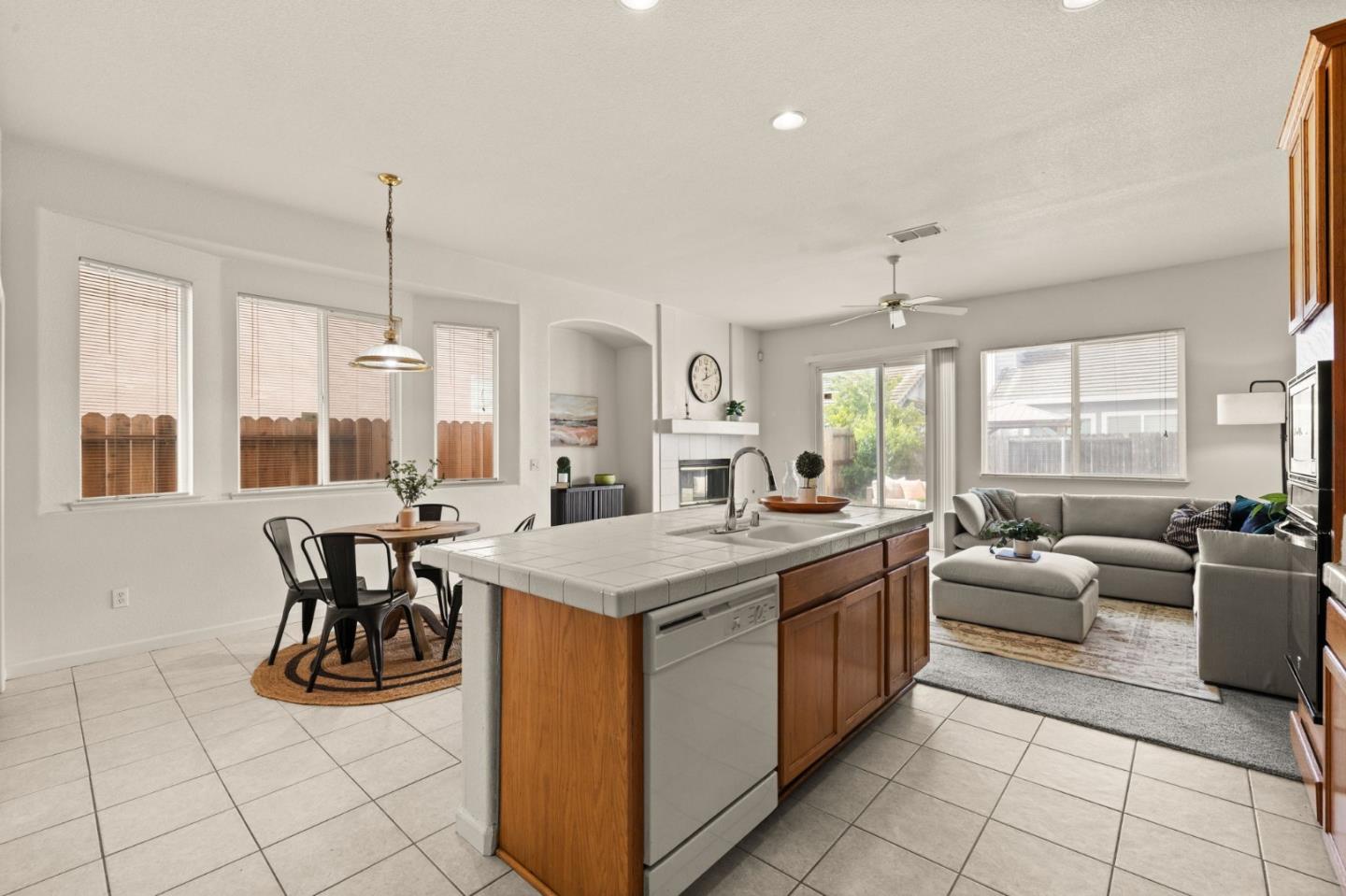 Detail Gallery Image 13 of 25 For 7008 Kilconnell Dr, Elk Grove,  CA 95758 - 4 Beds | 2 Baths