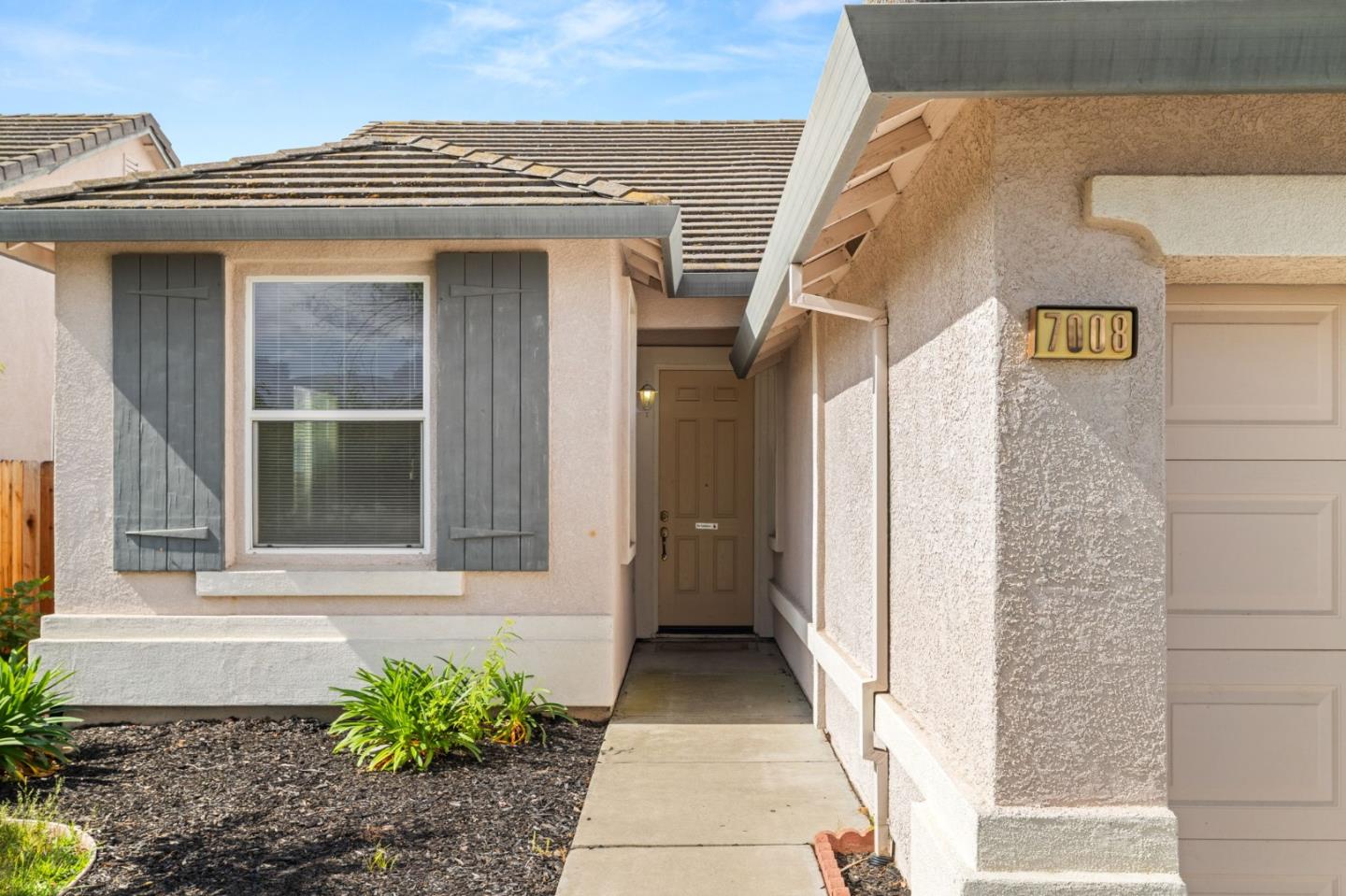 Detail Gallery Image 2 of 25 For 7008 Kilconnell Dr, Elk Grove,  CA 95758 - 4 Beds | 2 Baths