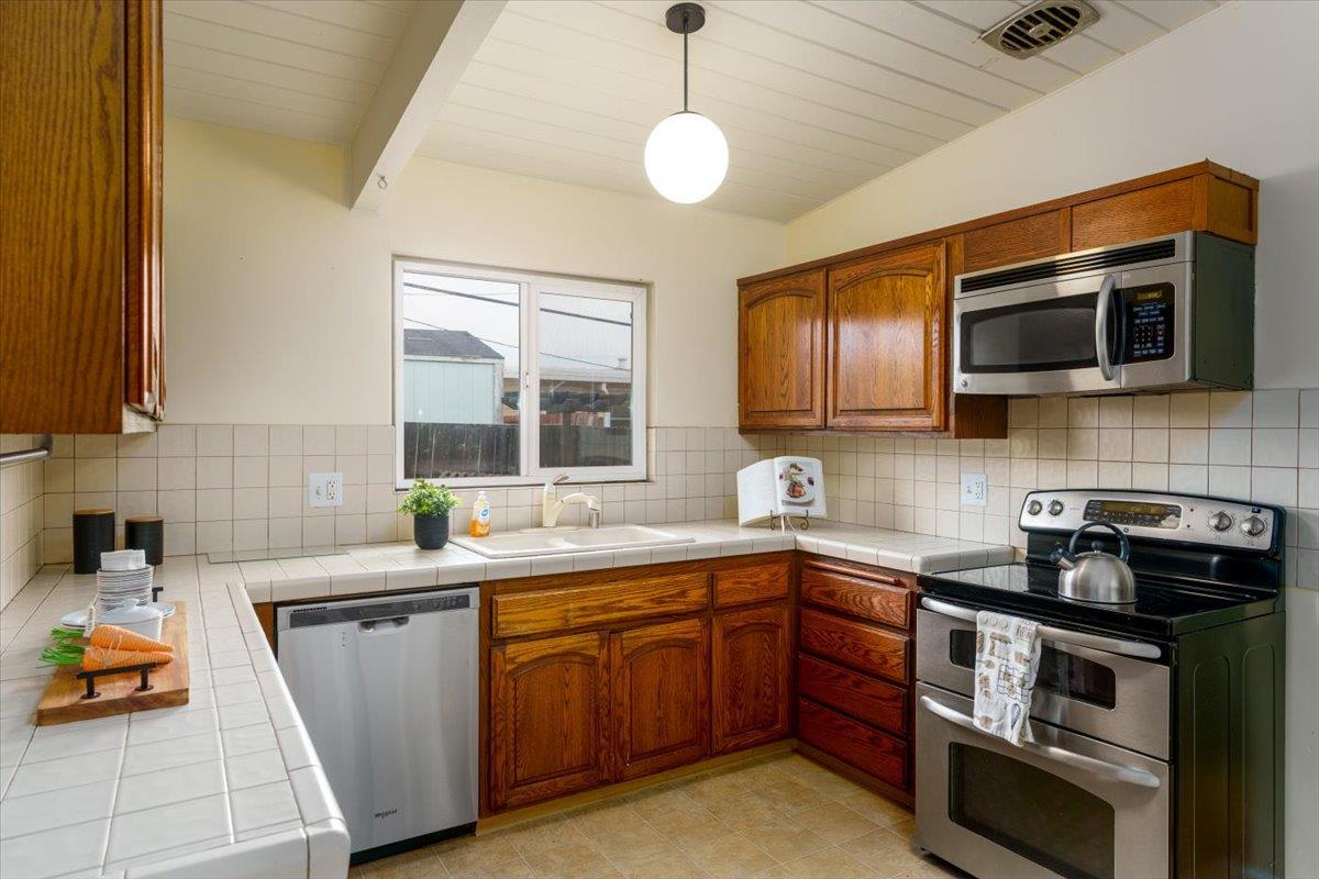 Detail Gallery Image 10 of 21 For 2037 Harding Ave, San Mateo,  CA 94403 - 3 Beds | 2 Baths