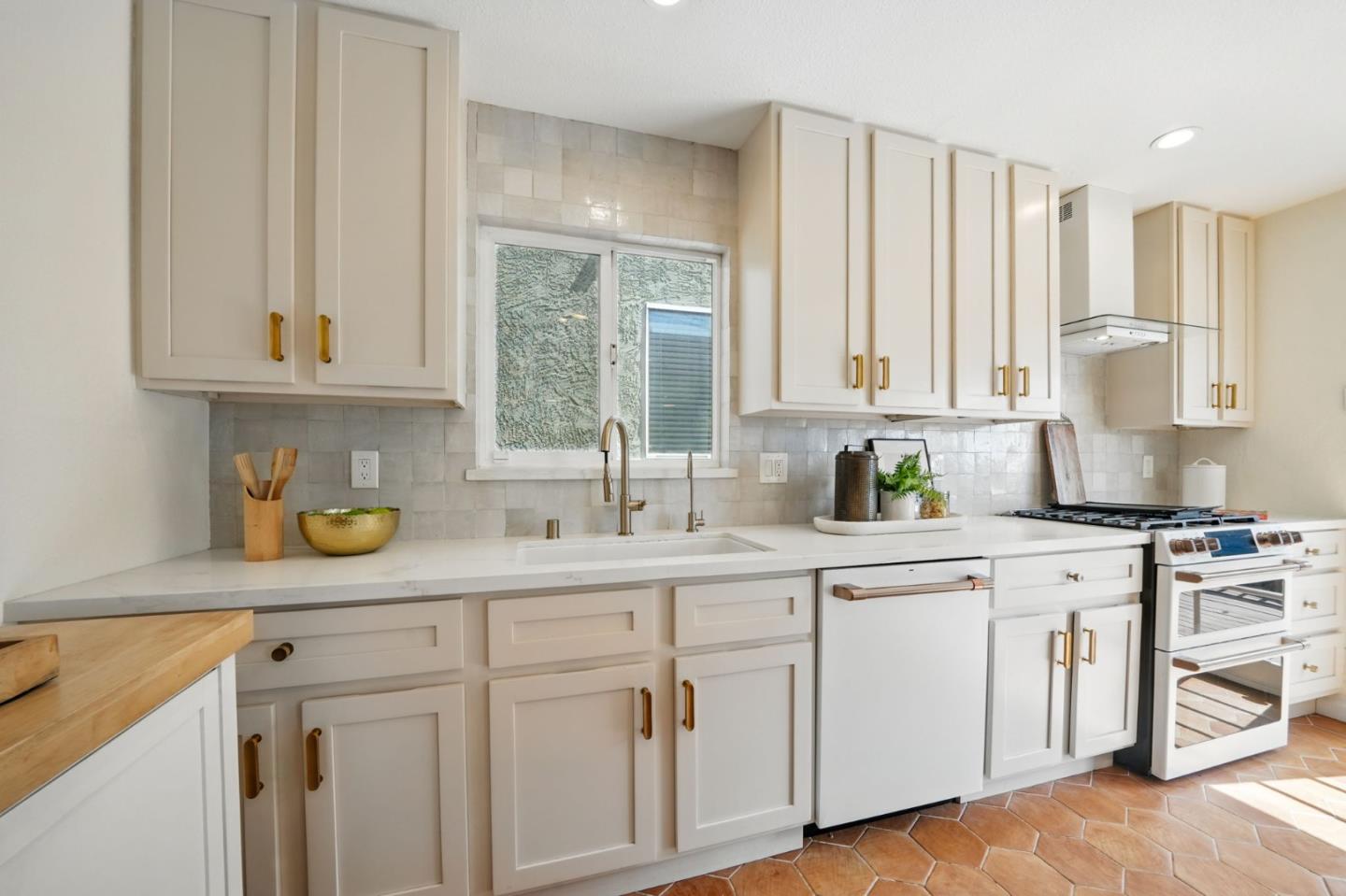 Detail Gallery Image 10 of 33 For 6532 Claremont Ave, Richmond,  CA 94805 - 3 Beds | 2 Baths