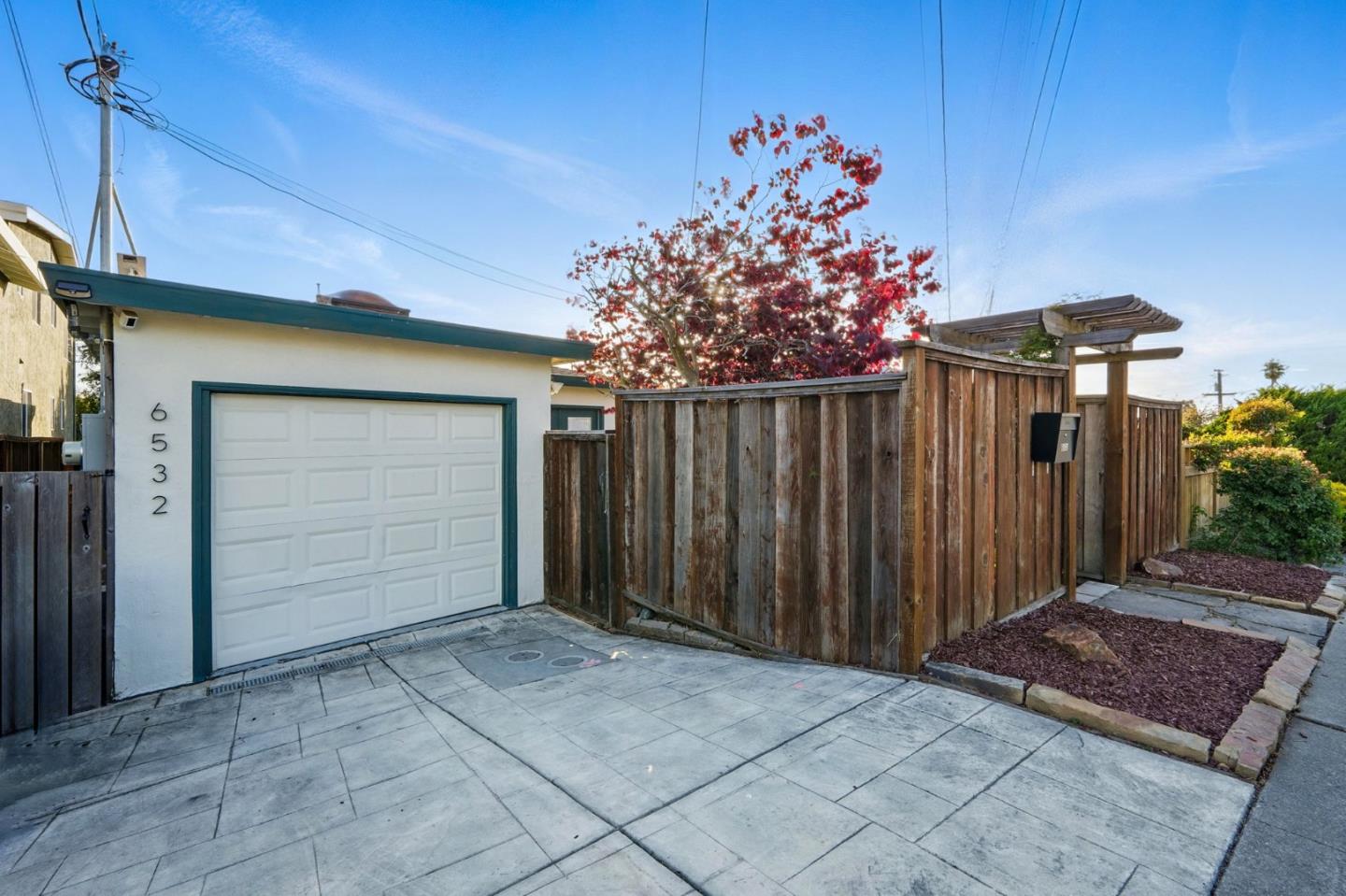 Detail Gallery Image 3 of 33 For 6532 Claremont Ave, Richmond,  CA 94805 - 3 Beds | 2 Baths