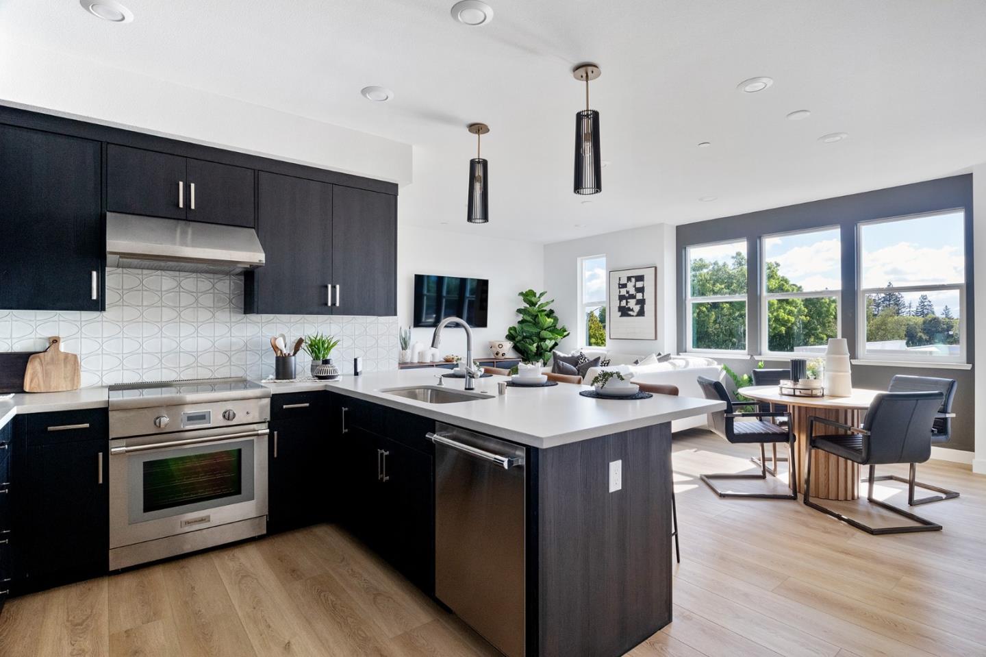 Detail Gallery Image 2 of 26 For 1301 Barbet Circle #3,  Sunnyvale,  CA 94087 - 3 Beds | 3 Baths
