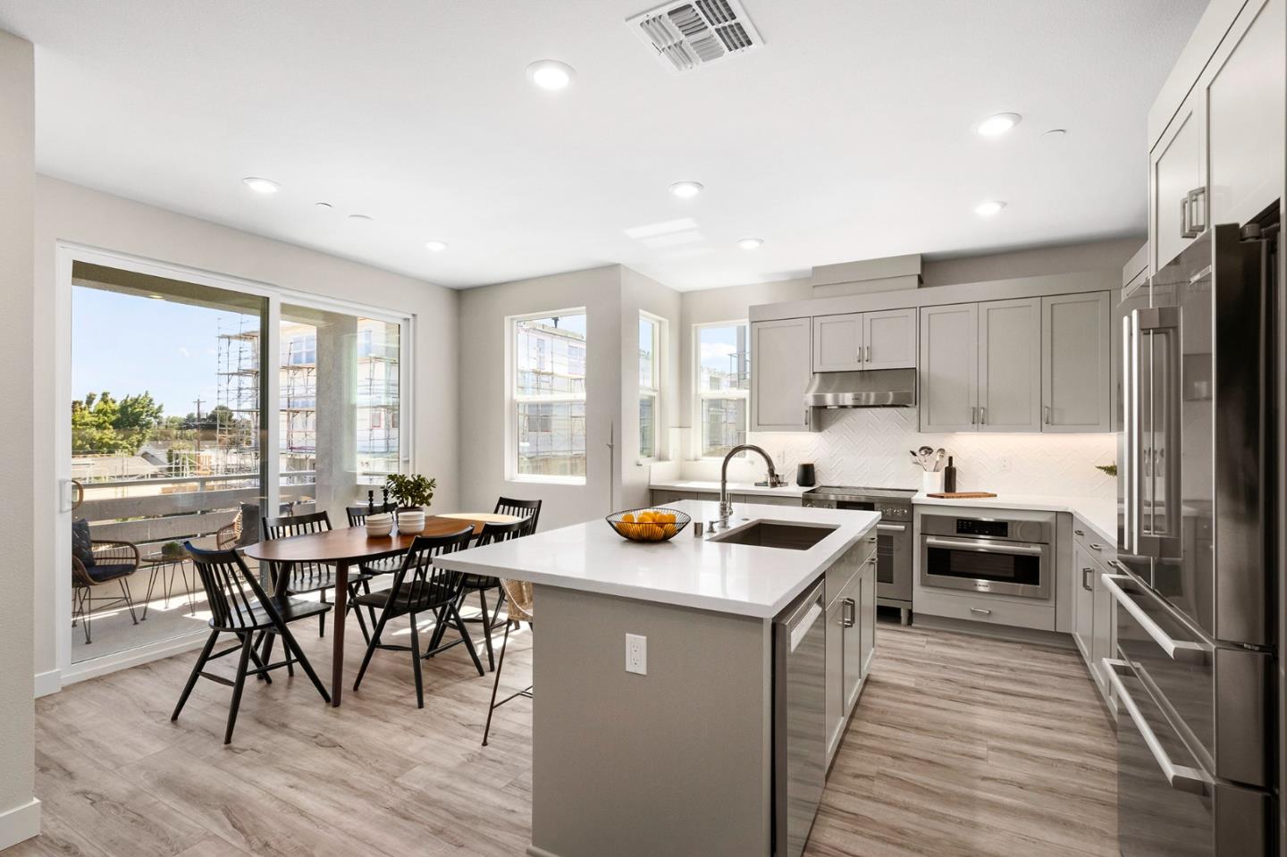 Detail Gallery Image 8 of 16 For 1304 Barbet Circle #3,  Sunnyvale,  CA 94087 - 3 Beds | 3 Baths