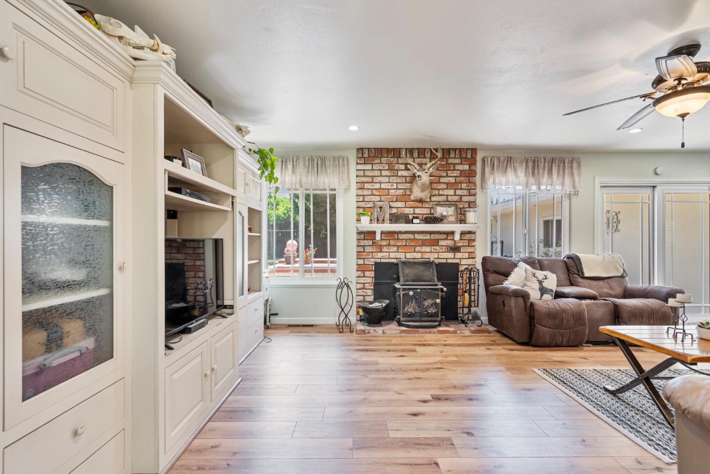 Detail Gallery Image 12 of 52 For 1111 Westward Dr, Hollister,  CA 95023 - 3 Beds | 2 Baths