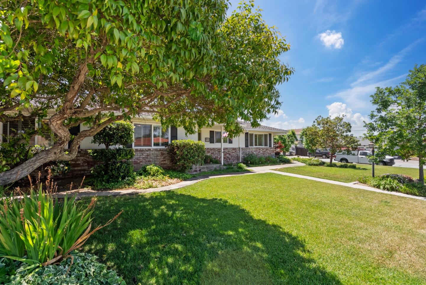 Detail Gallery Image 5 of 52 For 1111 Westward Dr, Hollister,  CA 95023 - 3 Beds | 2 Baths