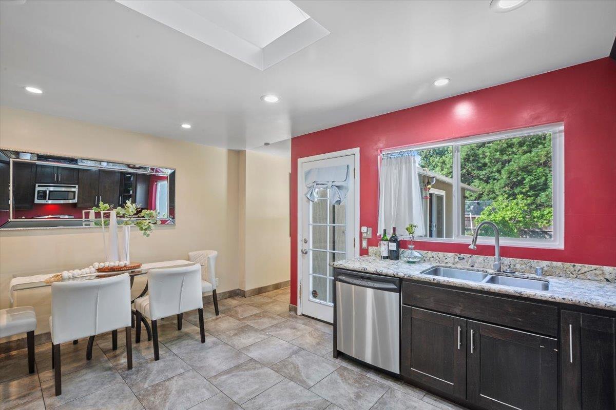 Detail Gallery Image 8 of 23 For 1403 Hudson St, Redwood City,  CA 94061 - 3 Beds | 2 Baths