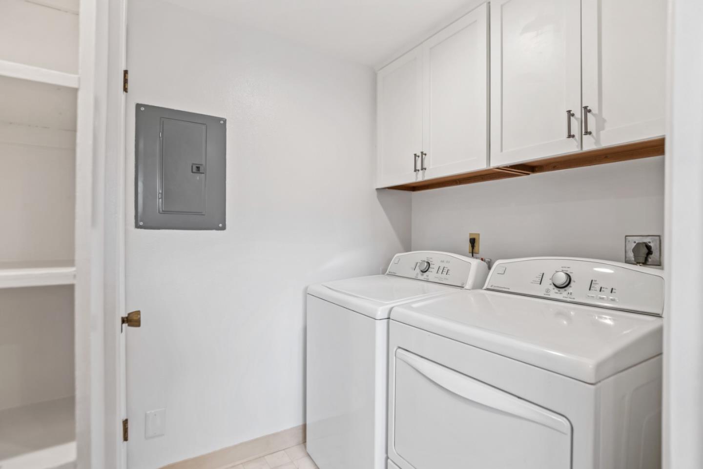 Detail Gallery Image 18 of 39 For 26 Saw Mill Ct, Mountain View,  CA 94043 - 3 Beds | 2/1 Baths