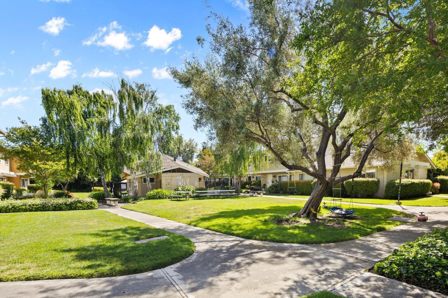 Detail Gallery Image 36 of 39 For 26 Saw Mill Ct, Mountain View,  CA 94043 - 3 Beds | 2/1 Baths