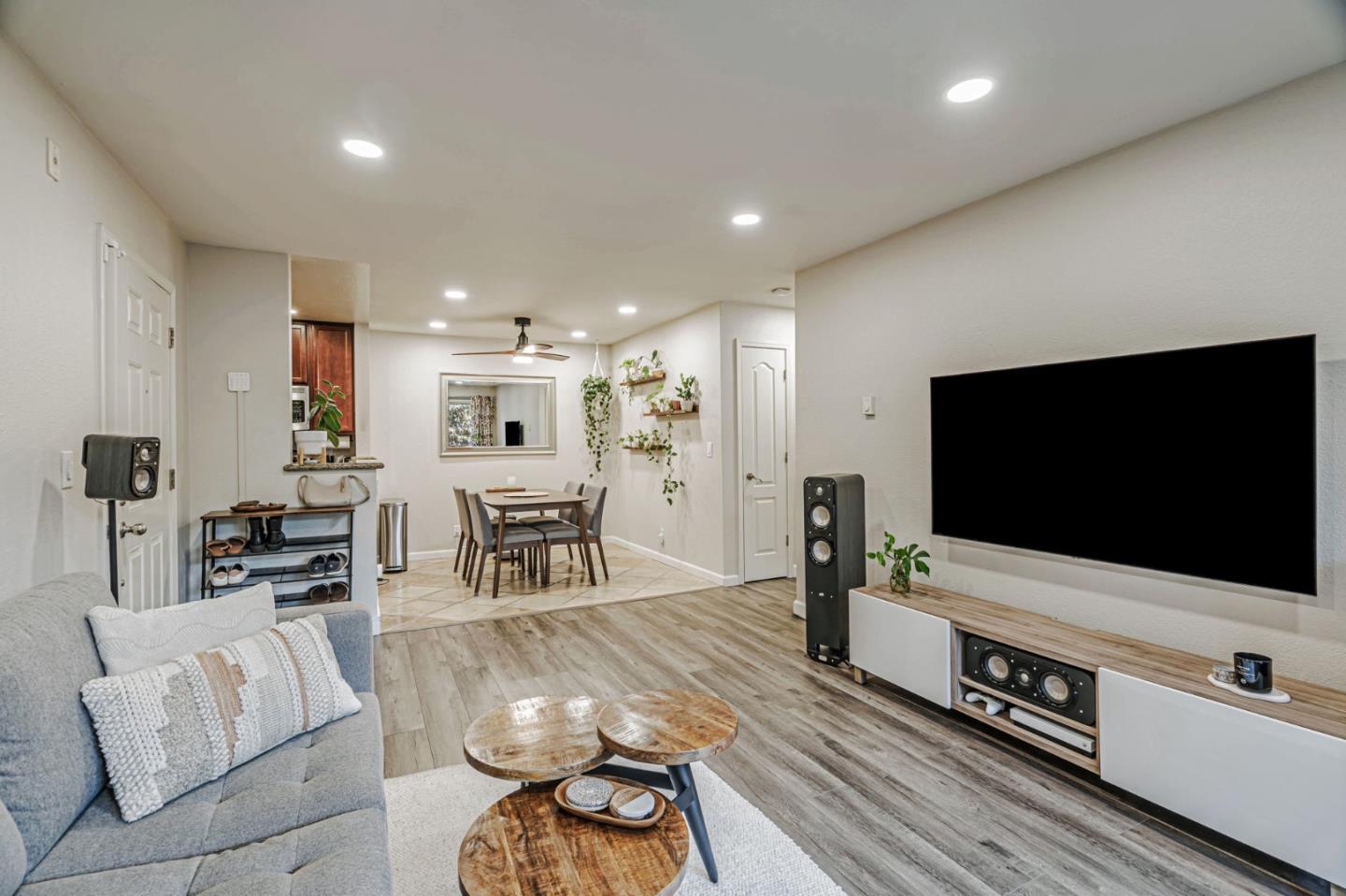 Detail Gallery Image 4 of 41 For 734 Teatree Ct, San Jose,  CA 95128 - 2 Beds | 2 Baths