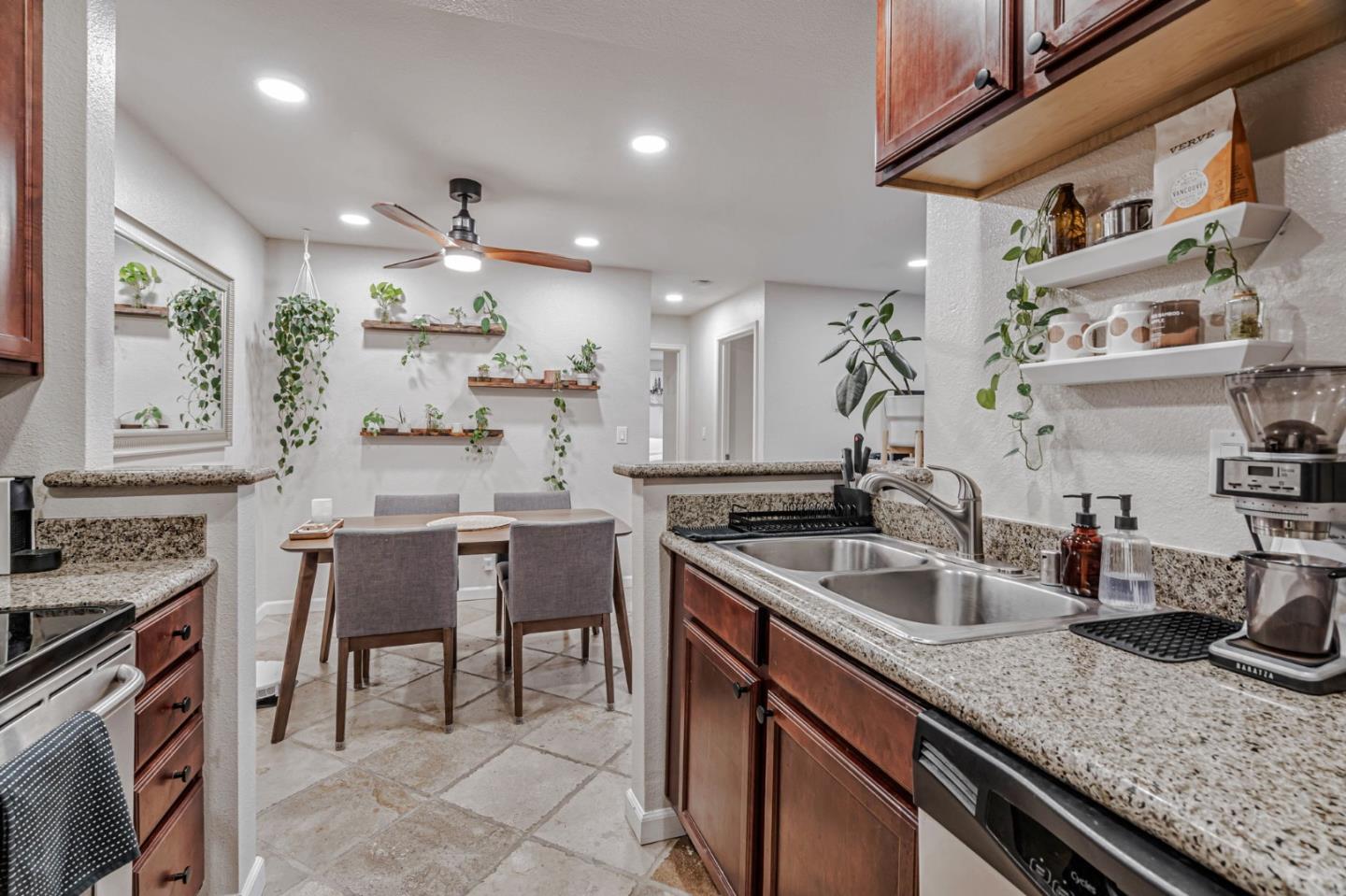 Detail Gallery Image 7 of 41 For 734 Teatree Ct, San Jose,  CA 95128 - 2 Beds | 2 Baths