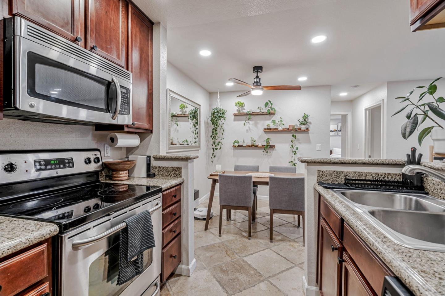 Detail Gallery Image 8 of 41 For 734 Teatree Ct, San Jose,  CA 95128 - 2 Beds | 2 Baths
