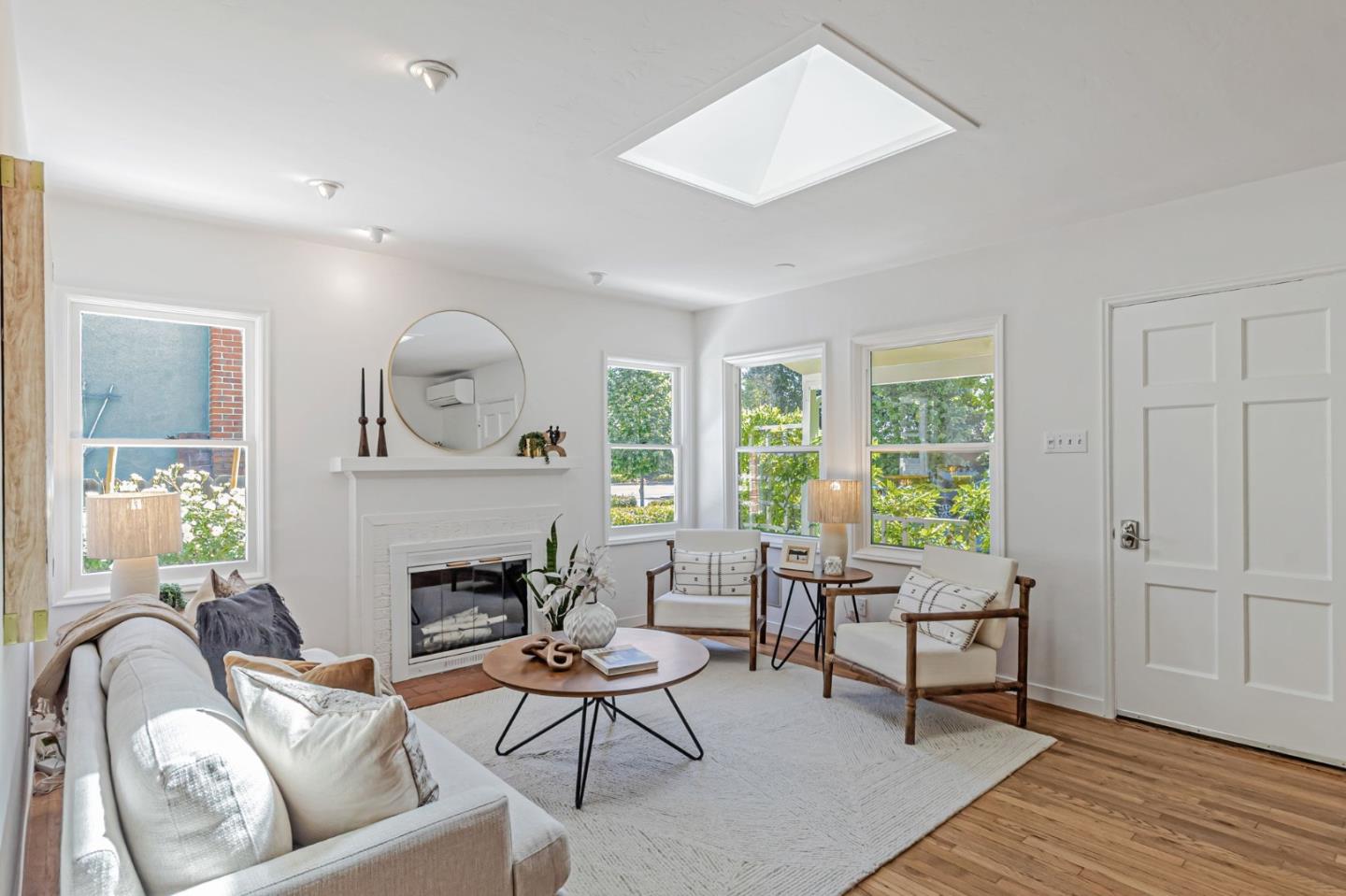 Detail Gallery Image 2 of 15 For 1045 Almanor Ave, Menlo Park,  CA 94025 - 2 Beds | 1 Baths