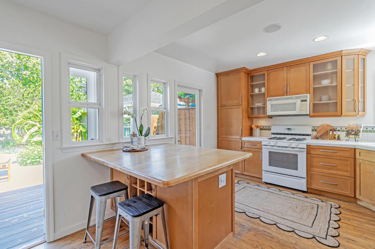 Detail Gallery Image 4 of 15 For 1045 Almanor Ave, Menlo Park,  CA 94025 - 2 Beds | 1 Baths