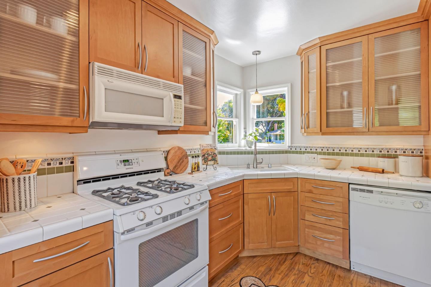 Detail Gallery Image 5 of 15 For 1045 Almanor Ave, Menlo Park,  CA 94025 - 2 Beds | 1 Baths