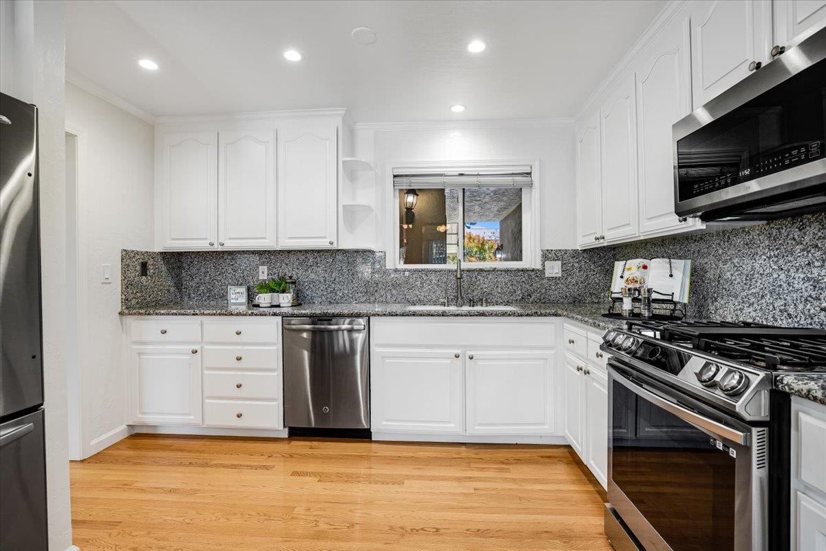 Detail Gallery Image 7 of 27 For 569 Manet Ter, Sunnyvale,  CA 94087 - 3 Beds | 2/1 Baths