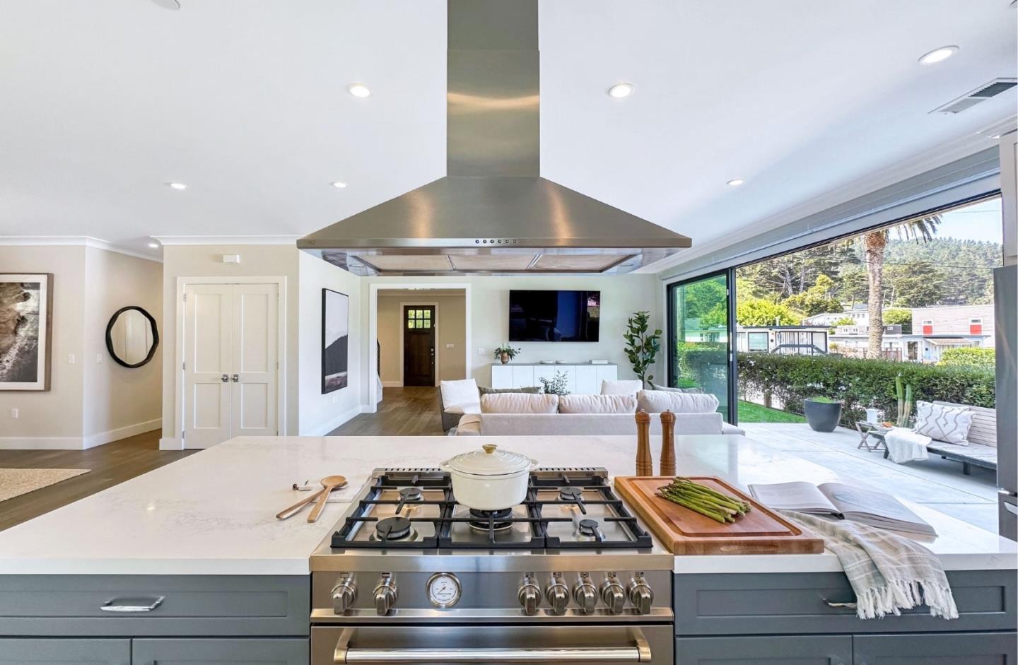 Detail Gallery Image 16 of 67 For 191 Winona Ave, Pacifica,  CA 94044 - 4 Beds | 3 Baths