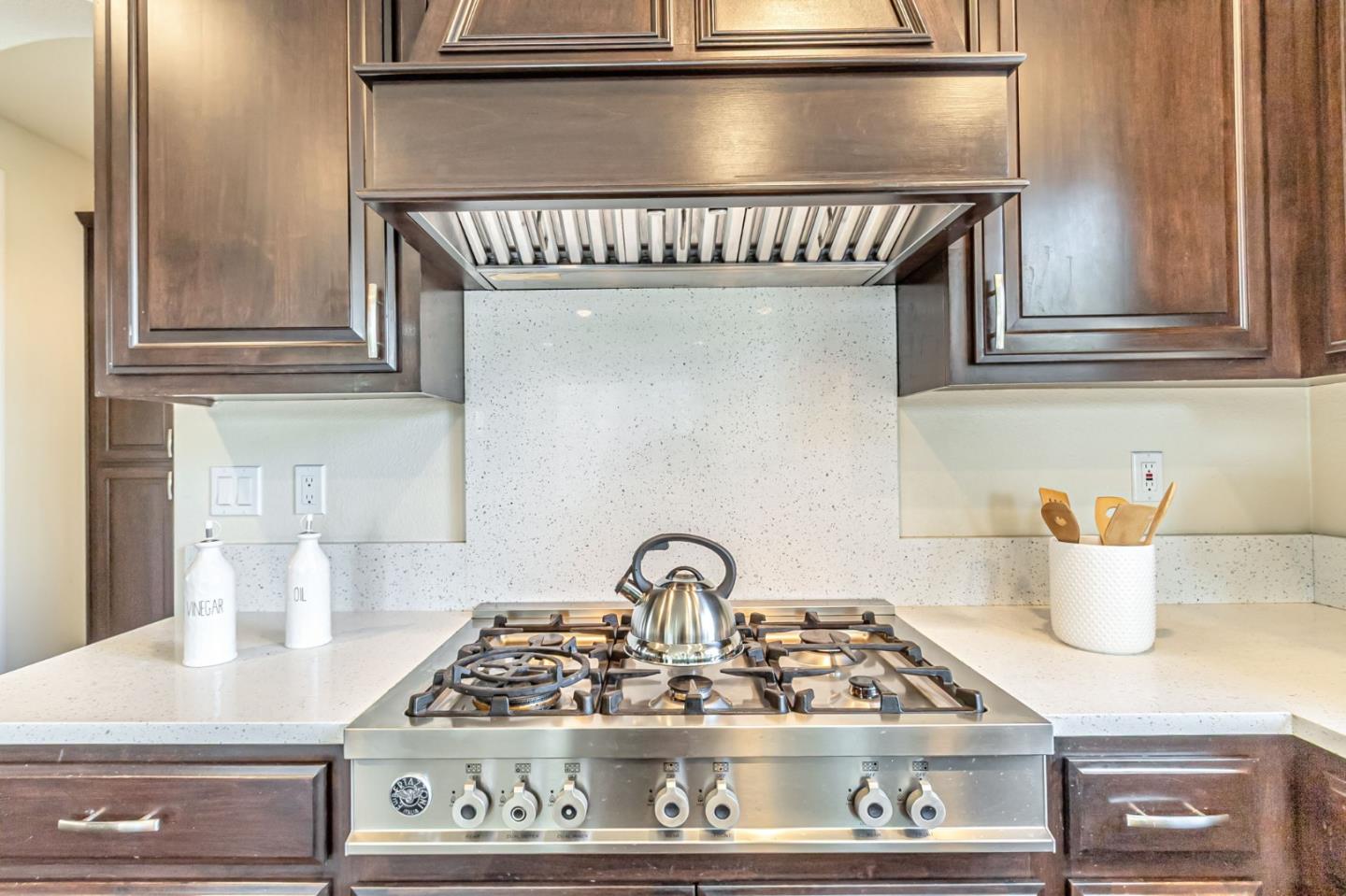 Detail Gallery Image 17 of 54 For 2582 Minuet Dr, San Jose,  CA 95131 - 4 Beds | 2/1 Baths