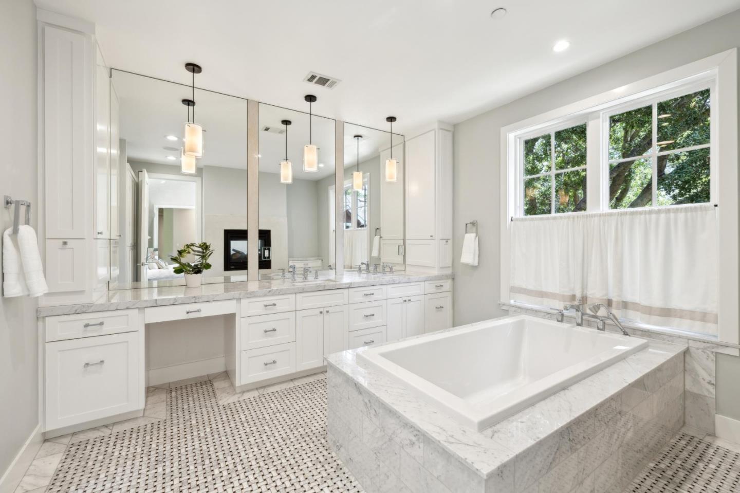 Detail Gallery Image 11 of 34 For 520 Berkeley Ave, Menlo Park,  CA 94025 - 6 Beds | 5/1 Baths