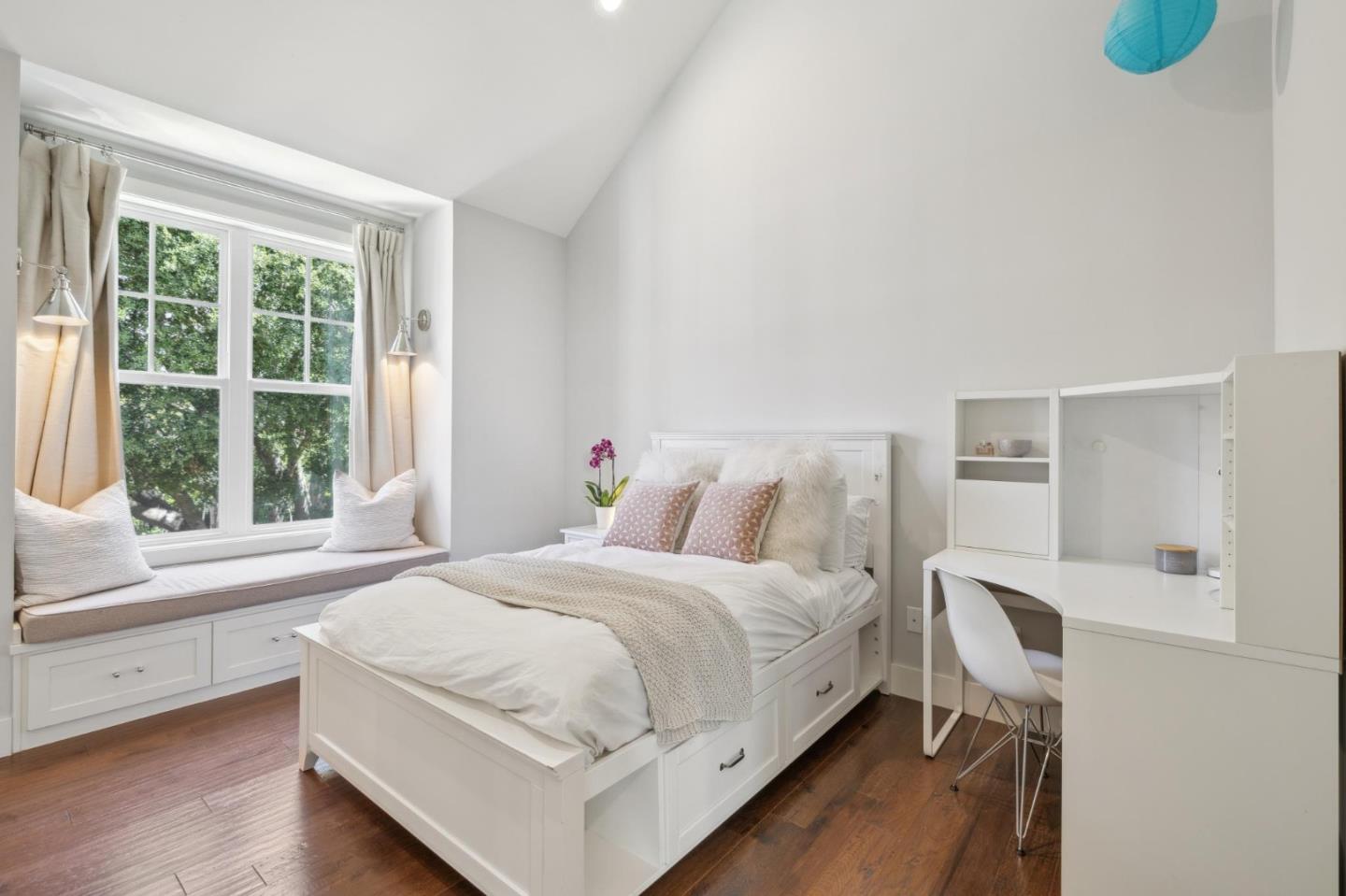 Detail Gallery Image 13 of 34 For 520 Berkeley Ave, Menlo Park,  CA 94025 - 6 Beds | 5/1 Baths