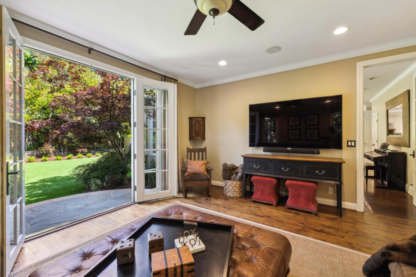 Detail Gallery Image 22 of 55 For 117 Seminary Dr, Menlo Park,  CA 94025 - 4 Beds | 3/1 Baths