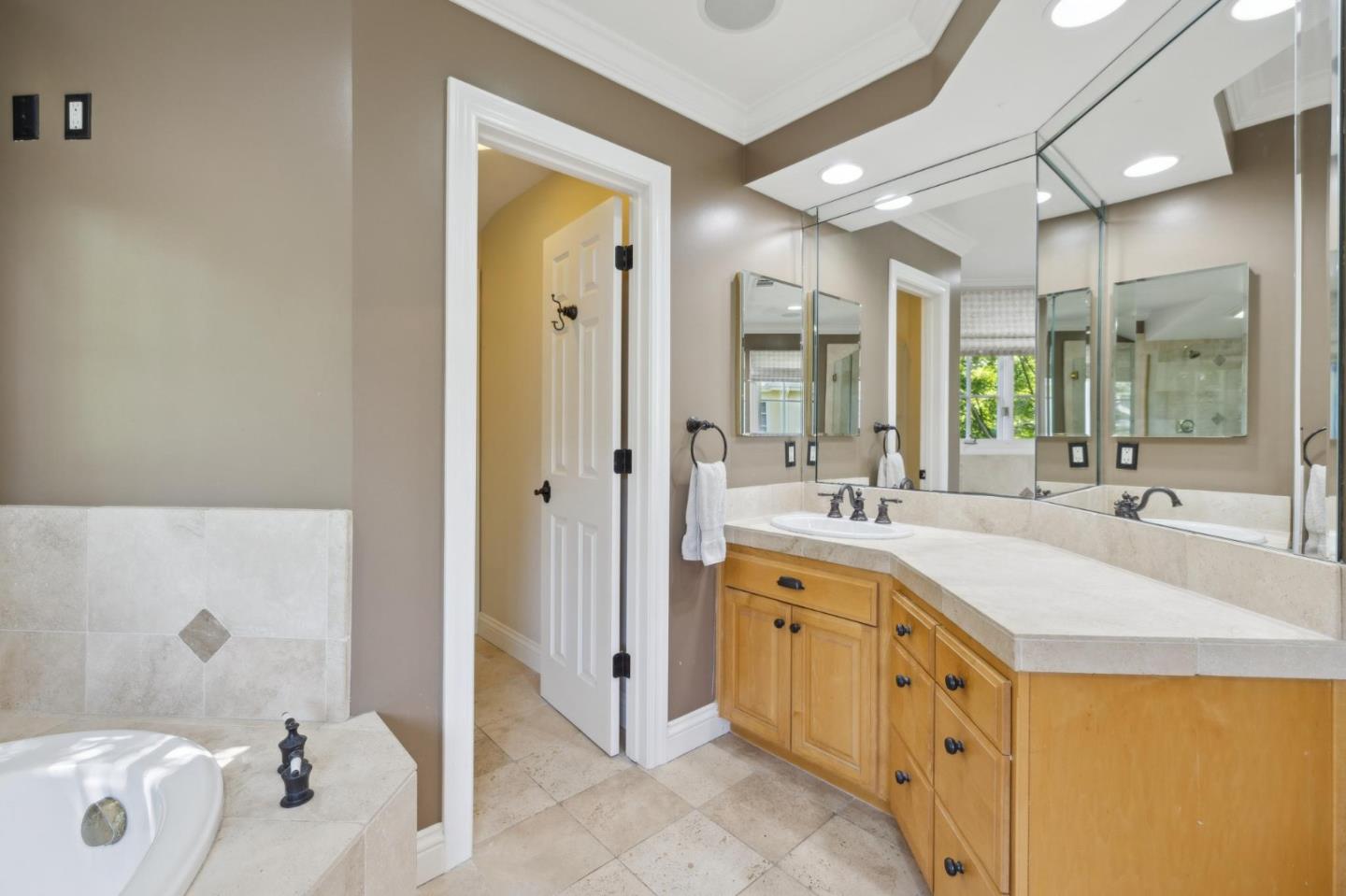 Detail Gallery Image 32 of 55 For 117 Seminary Dr, Menlo Park,  CA 94025 - 4 Beds | 3/1 Baths