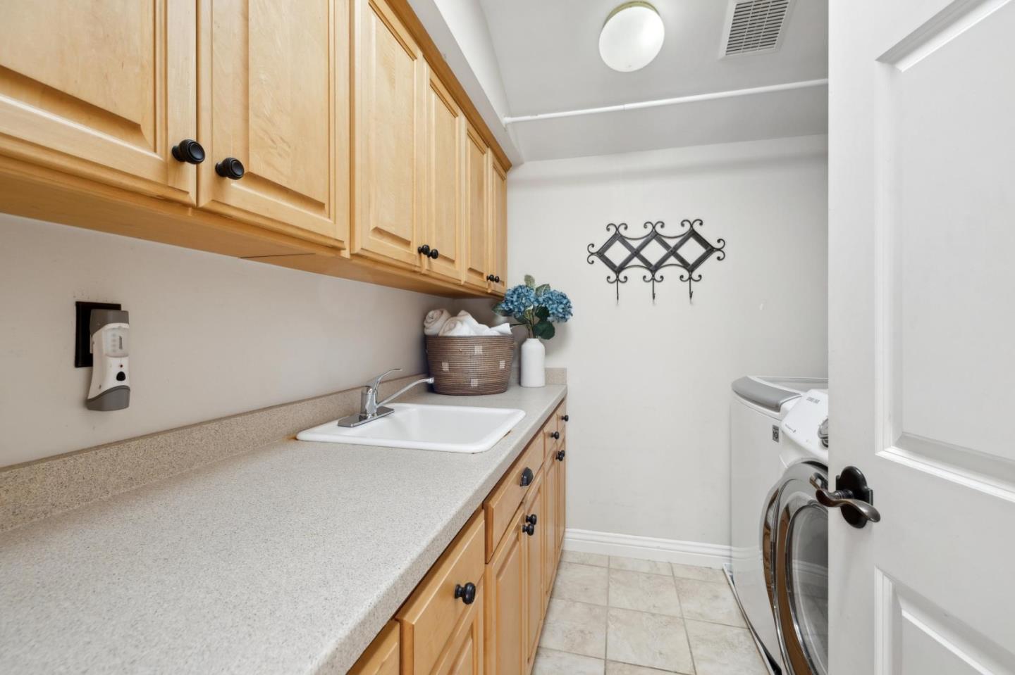 Detail Gallery Image 38 of 55 For 117 Seminary Dr, Menlo Park,  CA 94025 - 4 Beds | 3/1 Baths